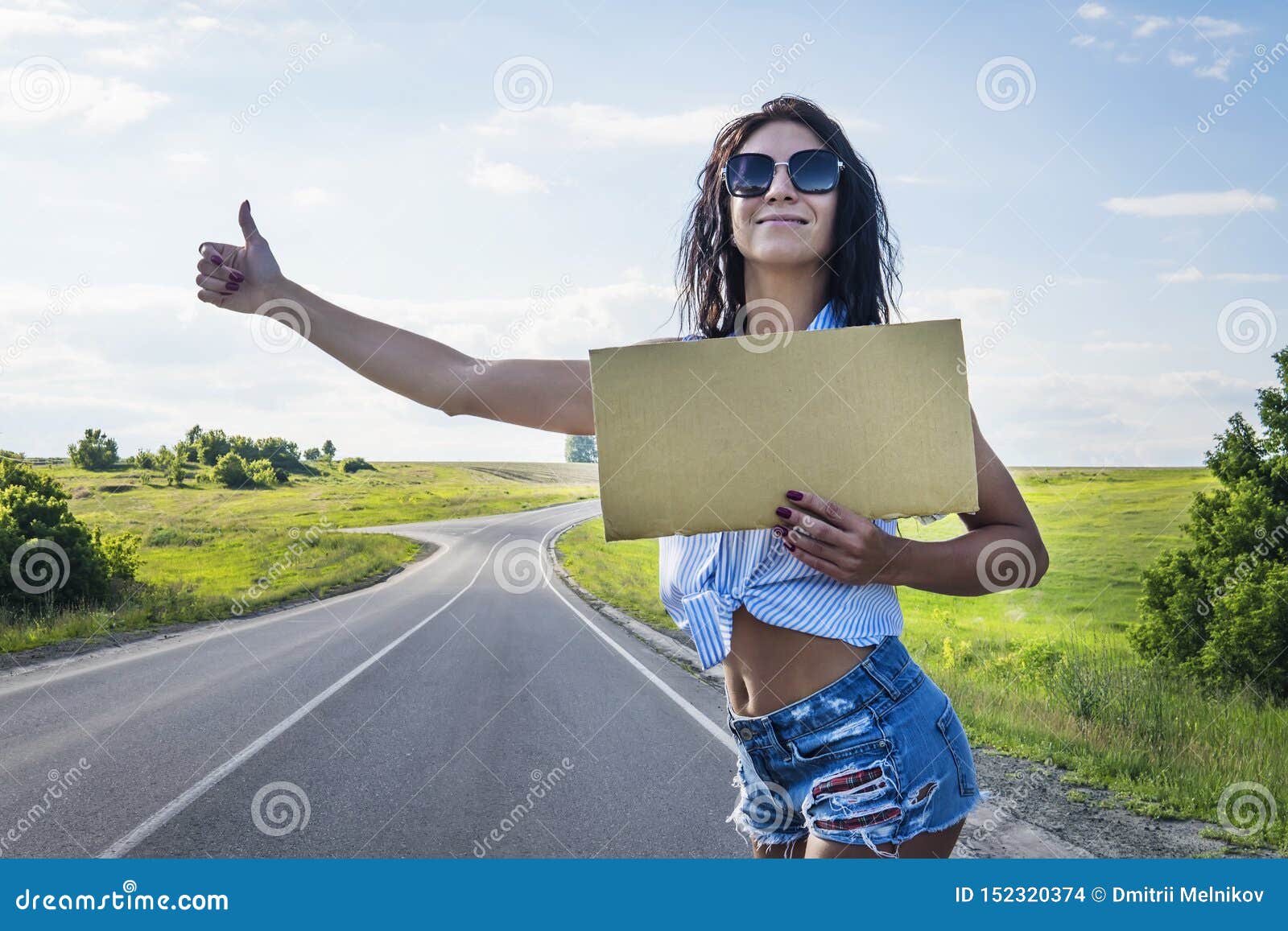 я настоящий текст автостопом. я настоящий текст автостопом. я настоящий текст автостопом. девушка на дороге. Hitchhicked.