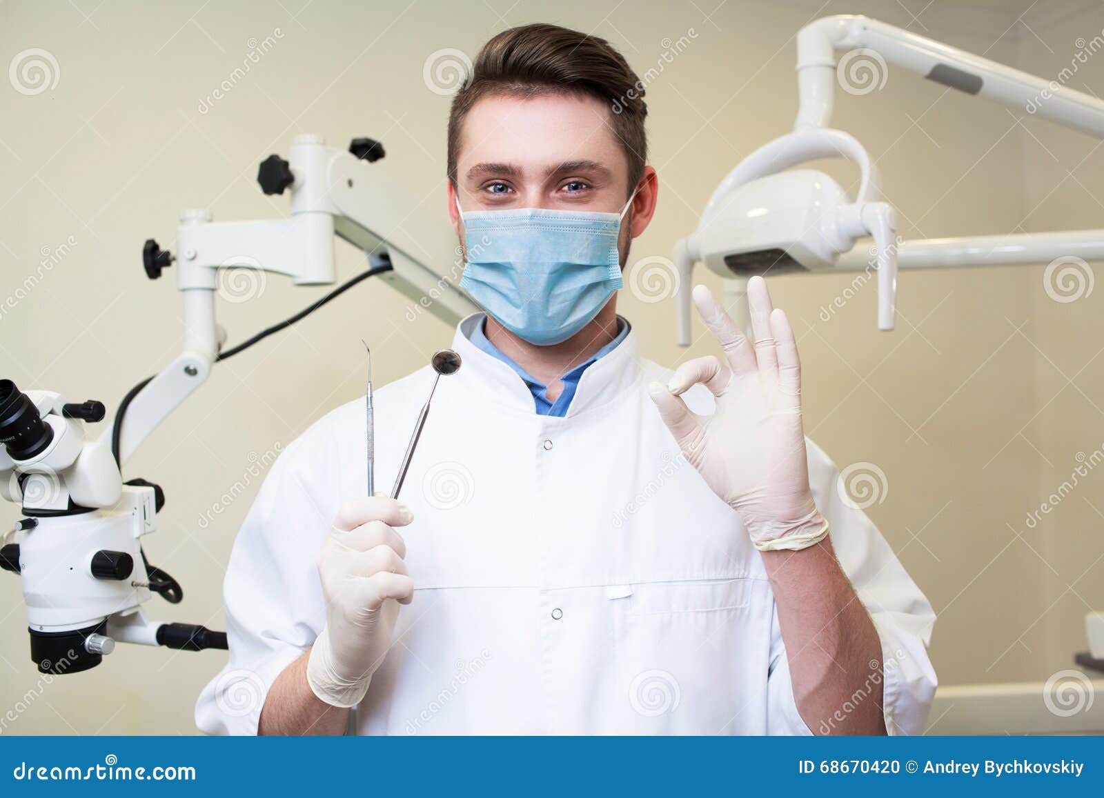 Зубы стоматолог. Стоматолог с инструментами в руках. Стоматология врачи. Стоматолог мужчина. Врач стоматолог.