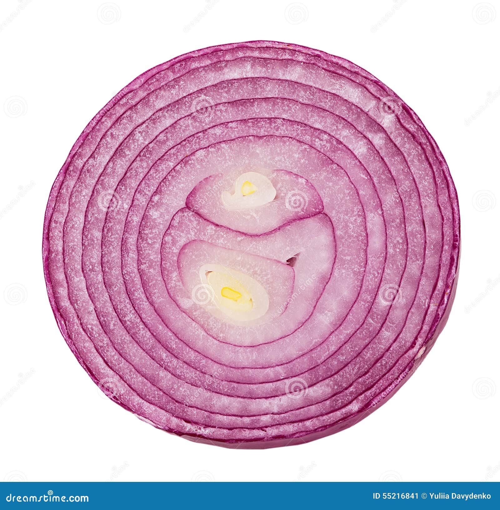 кусочки лук. красный лук на белом фоне. порезать лук кубиками. лук репчатый красный. кусочки лук.