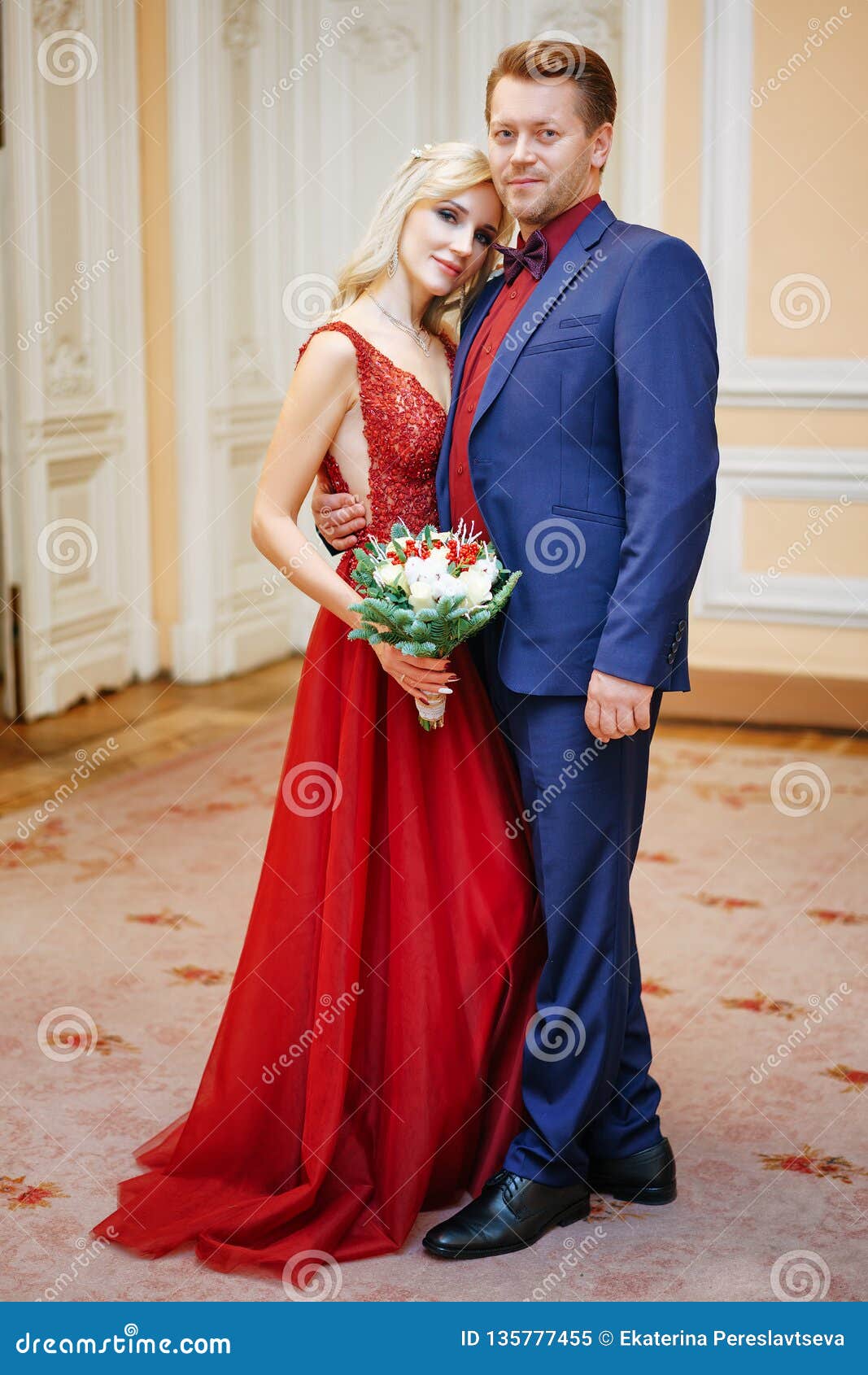 Женщина В Красном И Мужчина Фото