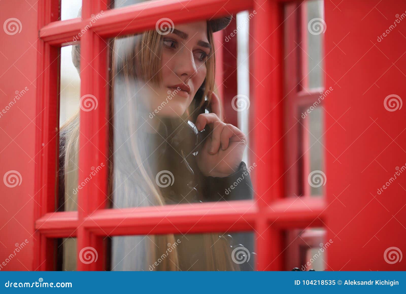 Джаред лето телефонная будка. Девушка в телефонной будке. Покажи красную телефонную будку. Колин фаррелл телефонная будка. Тардис в лесу.