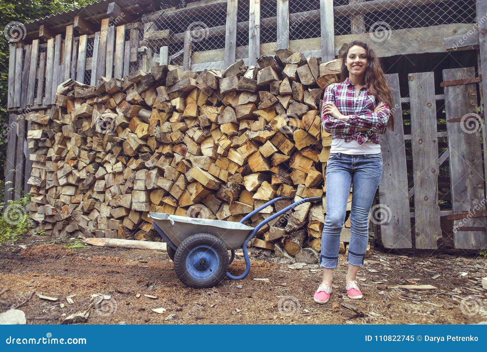 колола женщина дрова. женщина с дровами. фотосессия с дровами. девушка с дровами. правильная техника колка дров.