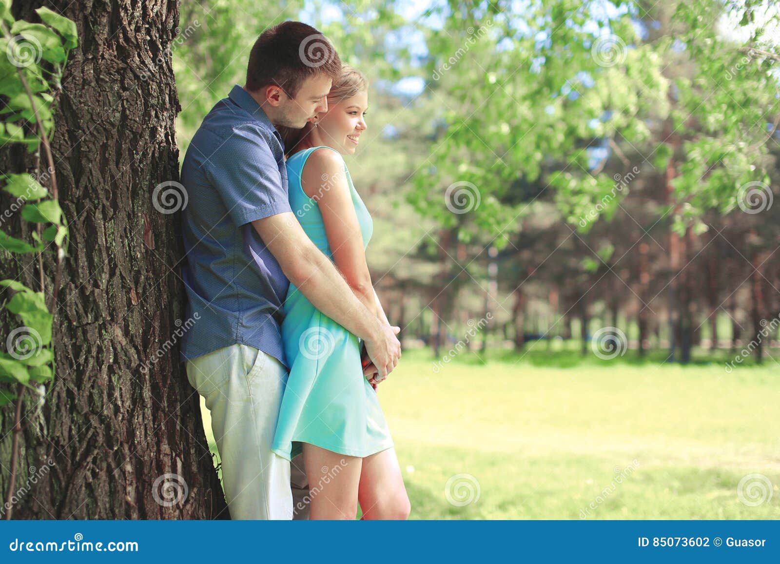 любовью занимаются в постели. голые пары на пляже молодежь. мужчина и женщина под одеялом счастливые. красивые пары в летнем парке. юные в постели.