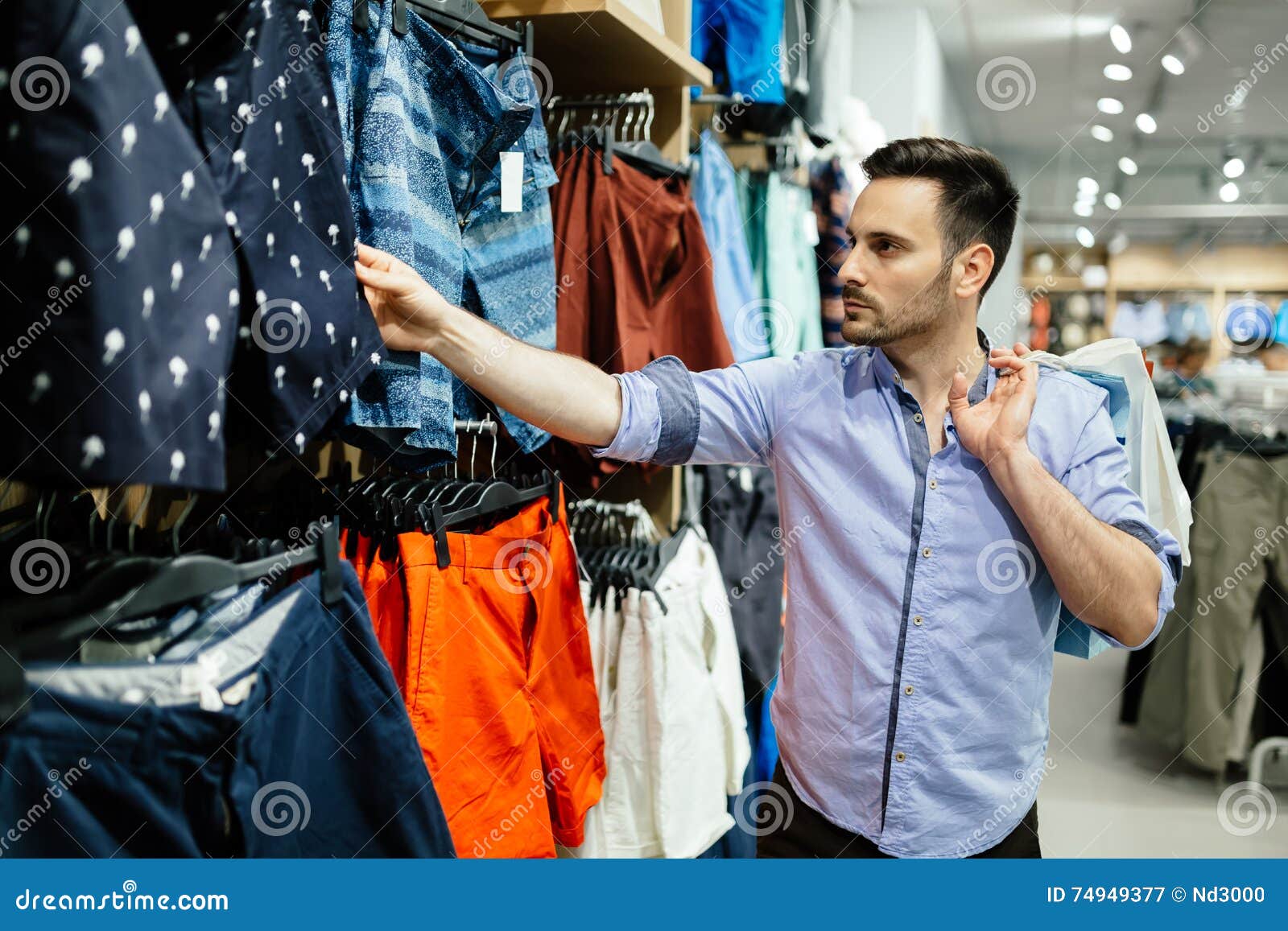 Магазин мужей видео. Парень в магазине одежды. Шоппинг мужской. Мужчина выбирает одежду. Мужчина шоппинг.
