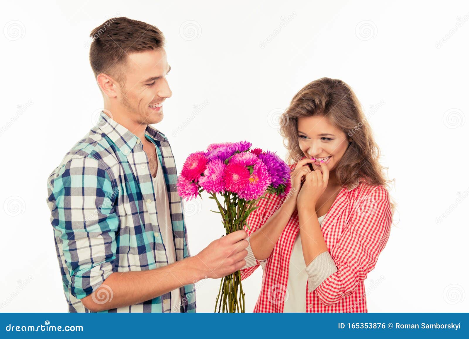 К чему снятся подаренные цветы. Во сне подарили цветы к чему это. Мужчина дарит цветы женщине во сне. К чему парню снится дарить цветы. Во сне подарили цветы к чему это.