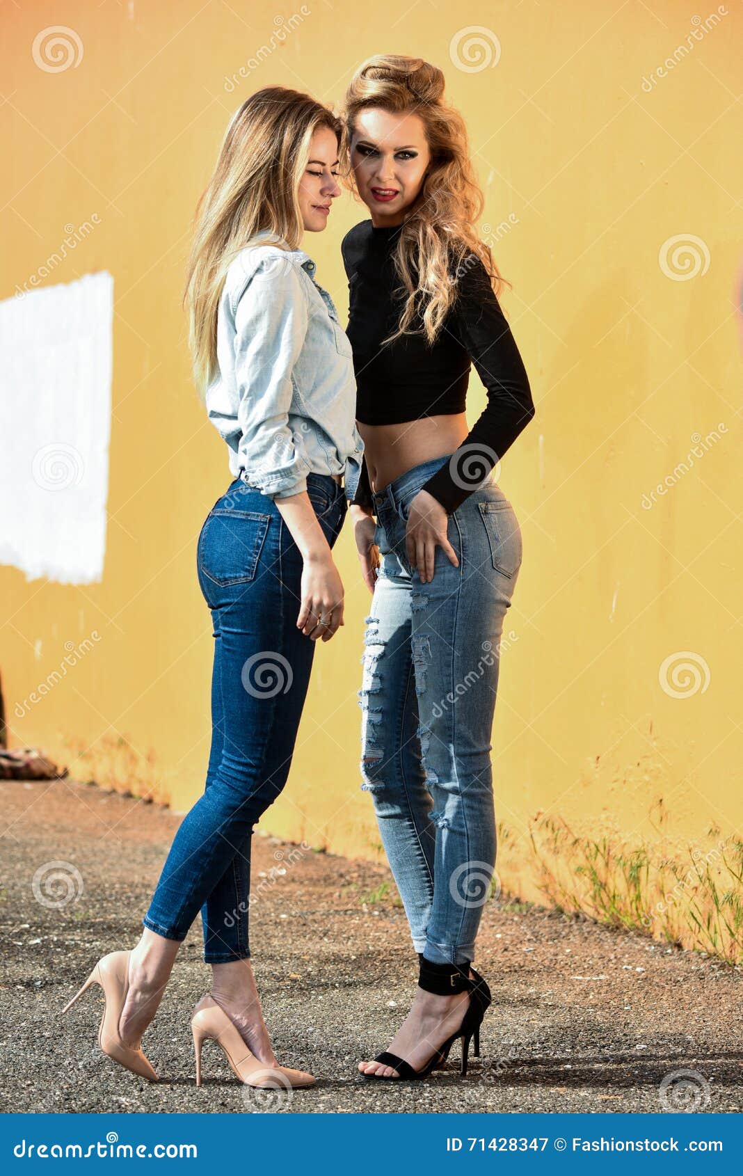 подружки в обтягивающих джинсах. две девушки в джинсах. две девушки со спины. две девчонки в джинсах. подружки в джинсах.