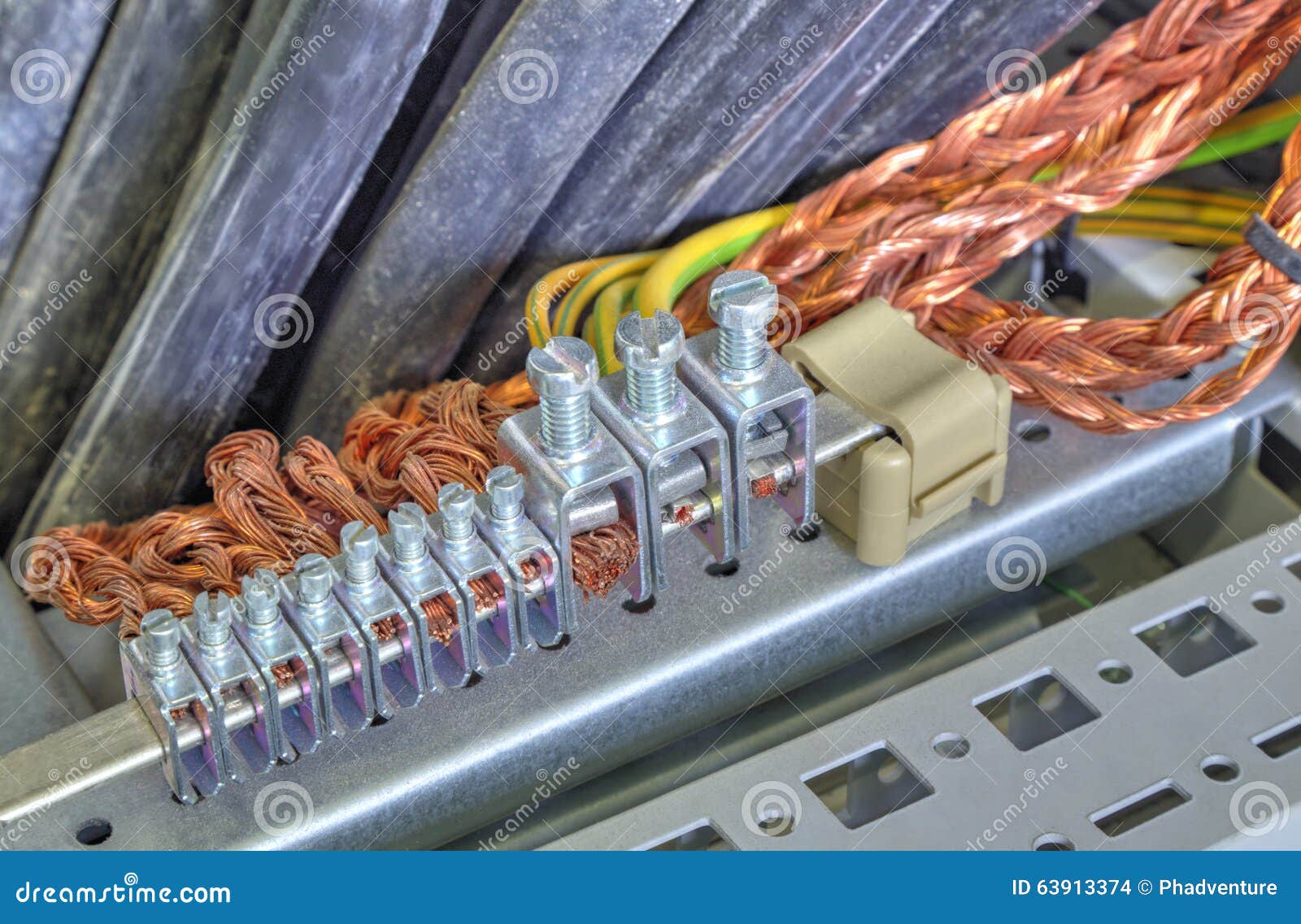 Медная шина заземления с зажимами для экранов кабелей. Экранирование заземления. Заземление экрана кабеля. Зажимы для заземления экранов контрольных кабелей. Методы экранирования и заземления.