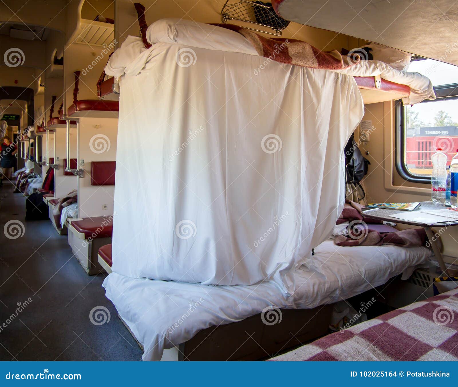 Как закрыть плацкарт. Постельное белье в плацкарте. Плацкарт со шторками. Спальное место для ребенка в поезде. Плацкарт это.