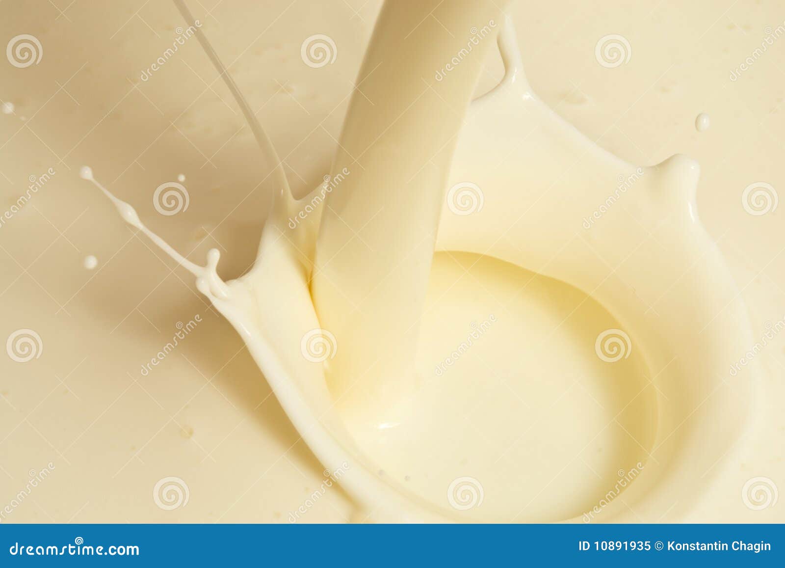 There are some milk in the glass. Молоко creamy. Литье молока. Стекающее молоко. Крем льется.