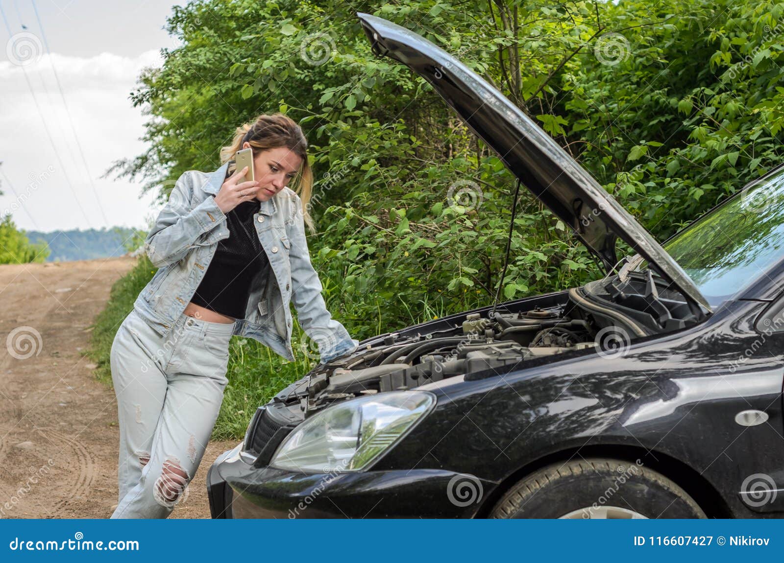 Девушка разбила машину. У девушки сломалась машина. Девушка у разбитой машины. Девушка со сломанной машиной. Девушка возле разбитой машины.