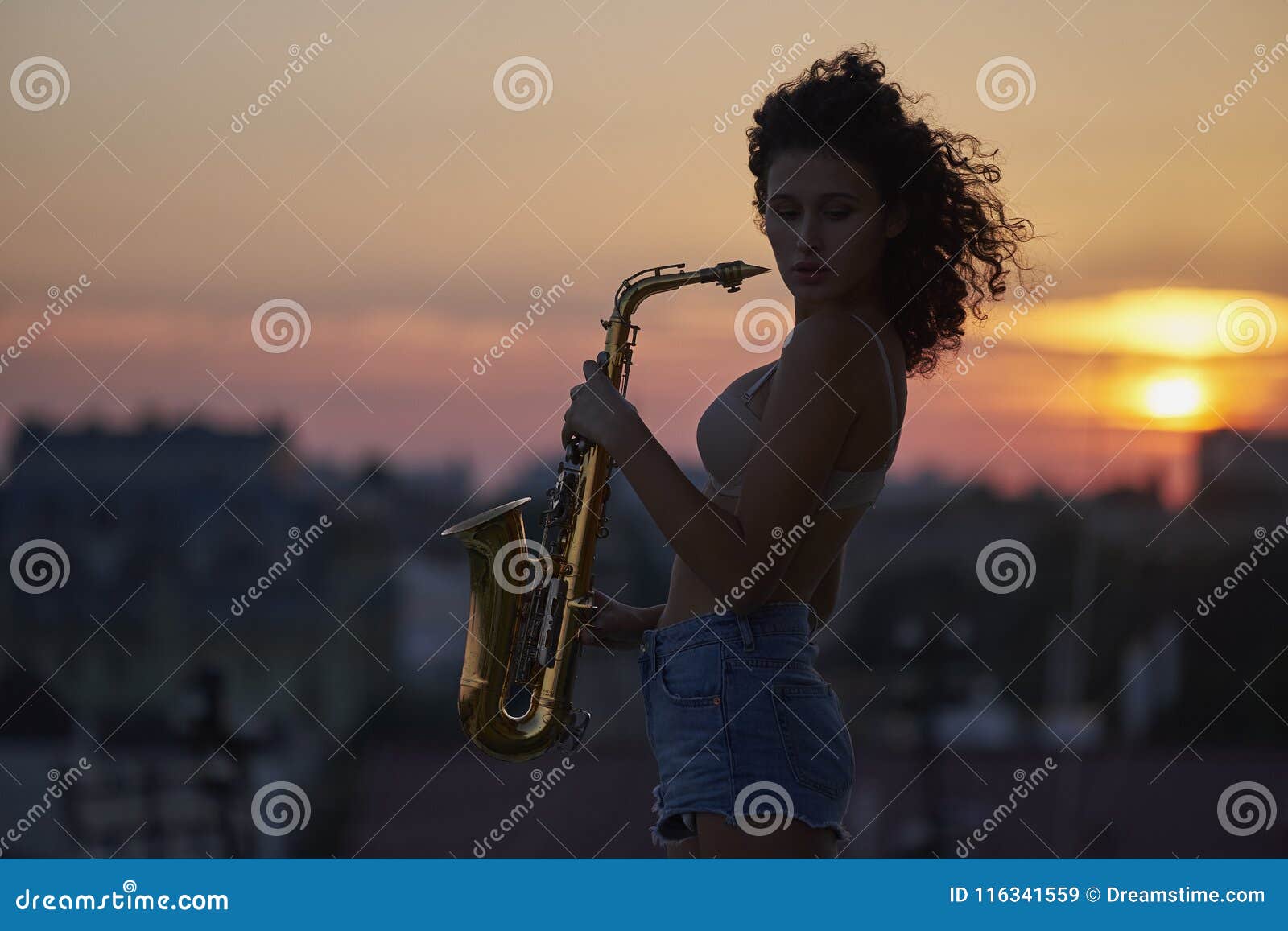 Клип девушки в зеленом с саксофонами. Фелисити саксофонистка. Девушка с саксофоном. Фотосессия с саксофоном. Красивая девушка с саксофоном