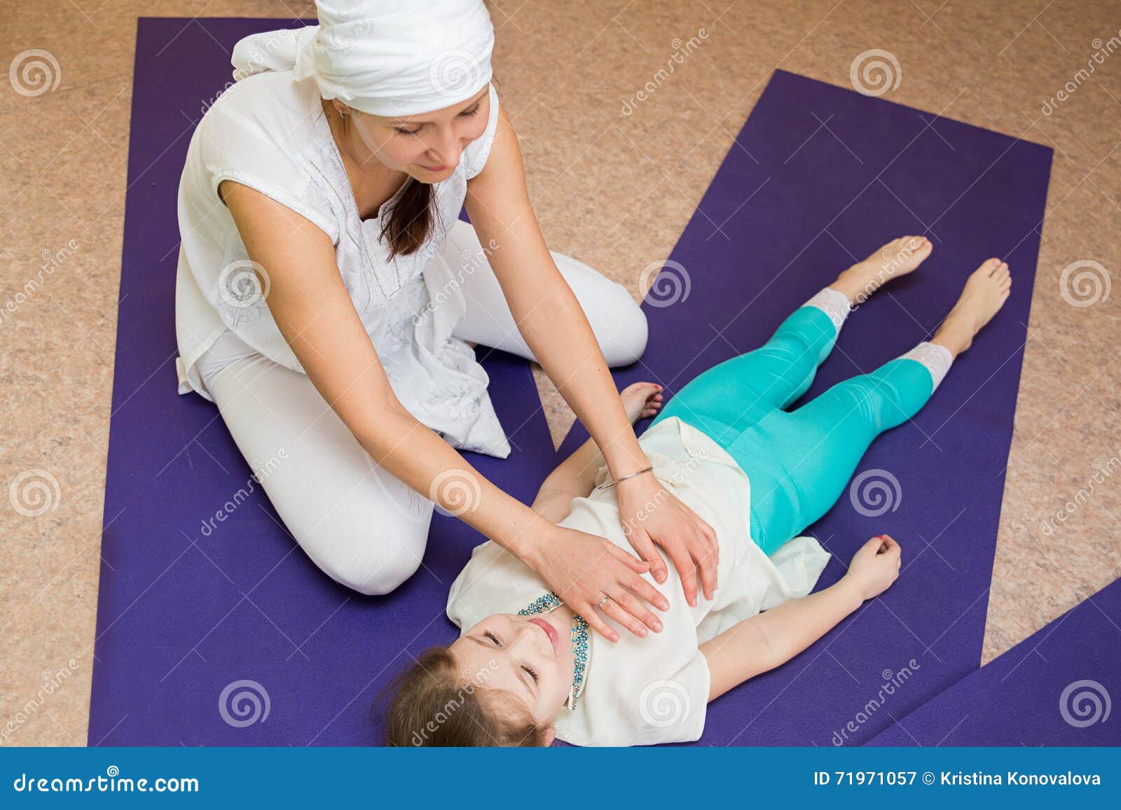 Массаж ягодиц дочурке. Папа делает массаж дочке. Массаж маме. Папа делает дочке массаж ног. Дочка сделала папе массаж.