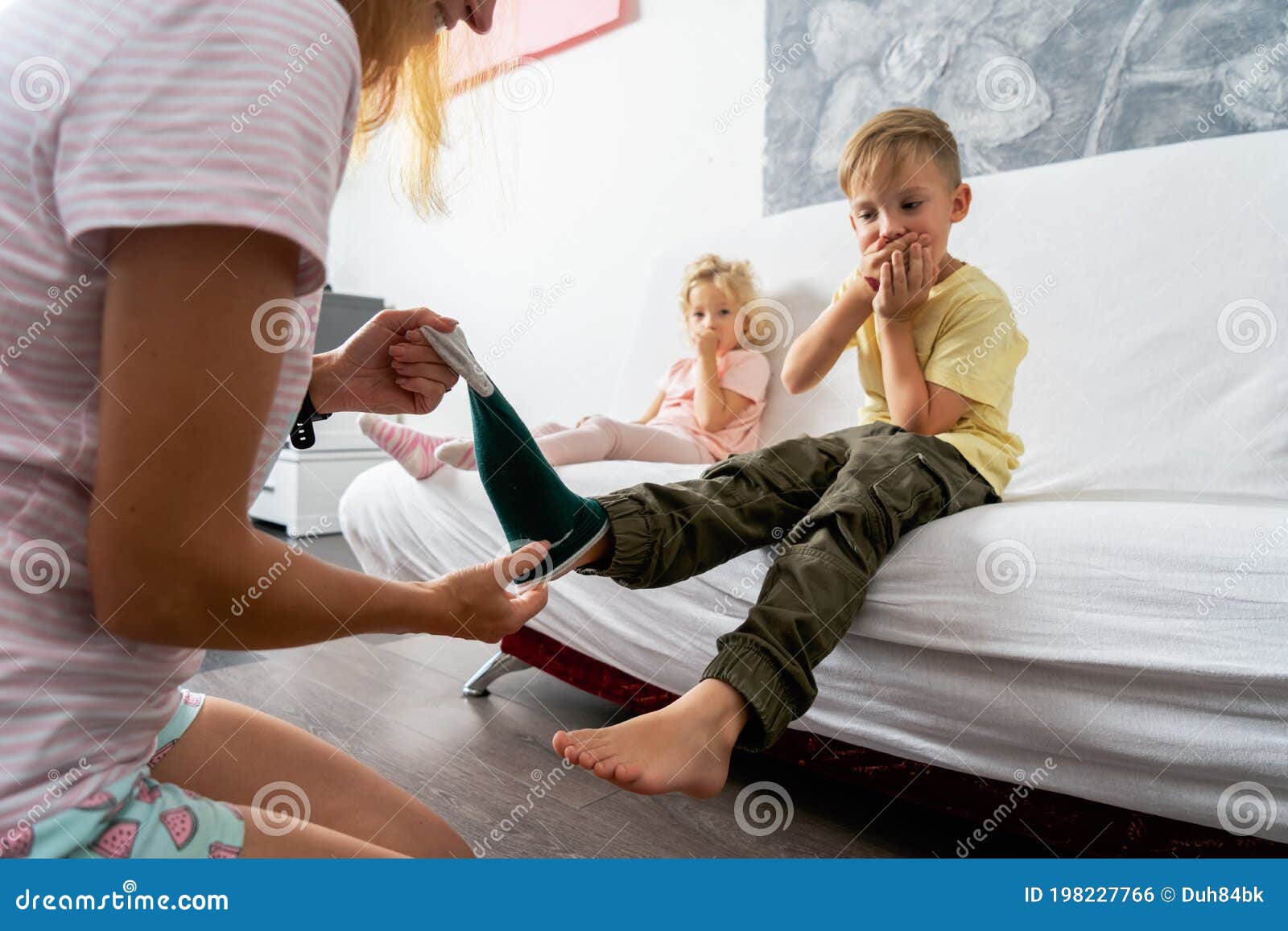 Щекотка пяток детей. Щекотка девочек. Щекотка мальчика. Щекотка мальчика. Щекотка ног детей.