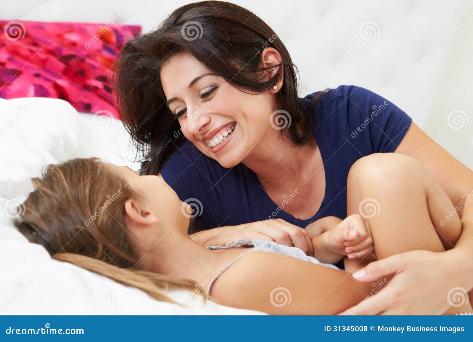 плохие мамочки с детьми. дочка удовлетворяет маму. дочка удовлетворяет маму. озабоченная мать и дочка. учит молодую.