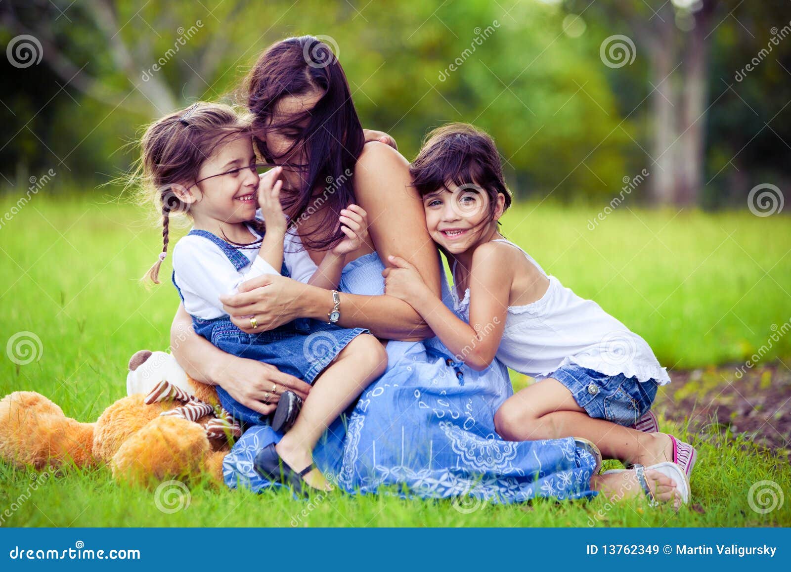 Mother and daughter family. Мать и дочь на траве. Мама с дочкой на траве. Дочка в траве. Фотосессия с дочками на траве.