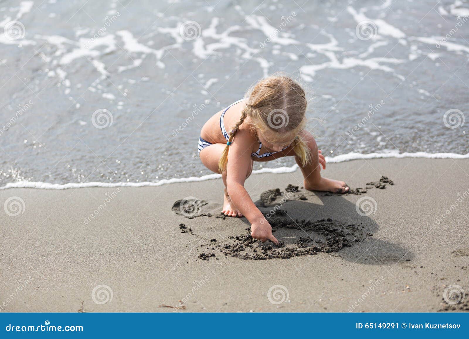 Где пописать девушкам. Мелкая на пляже. Девочка сидит на песке. Маленькие девушки на песке. Маленькие девчонки на пляже.