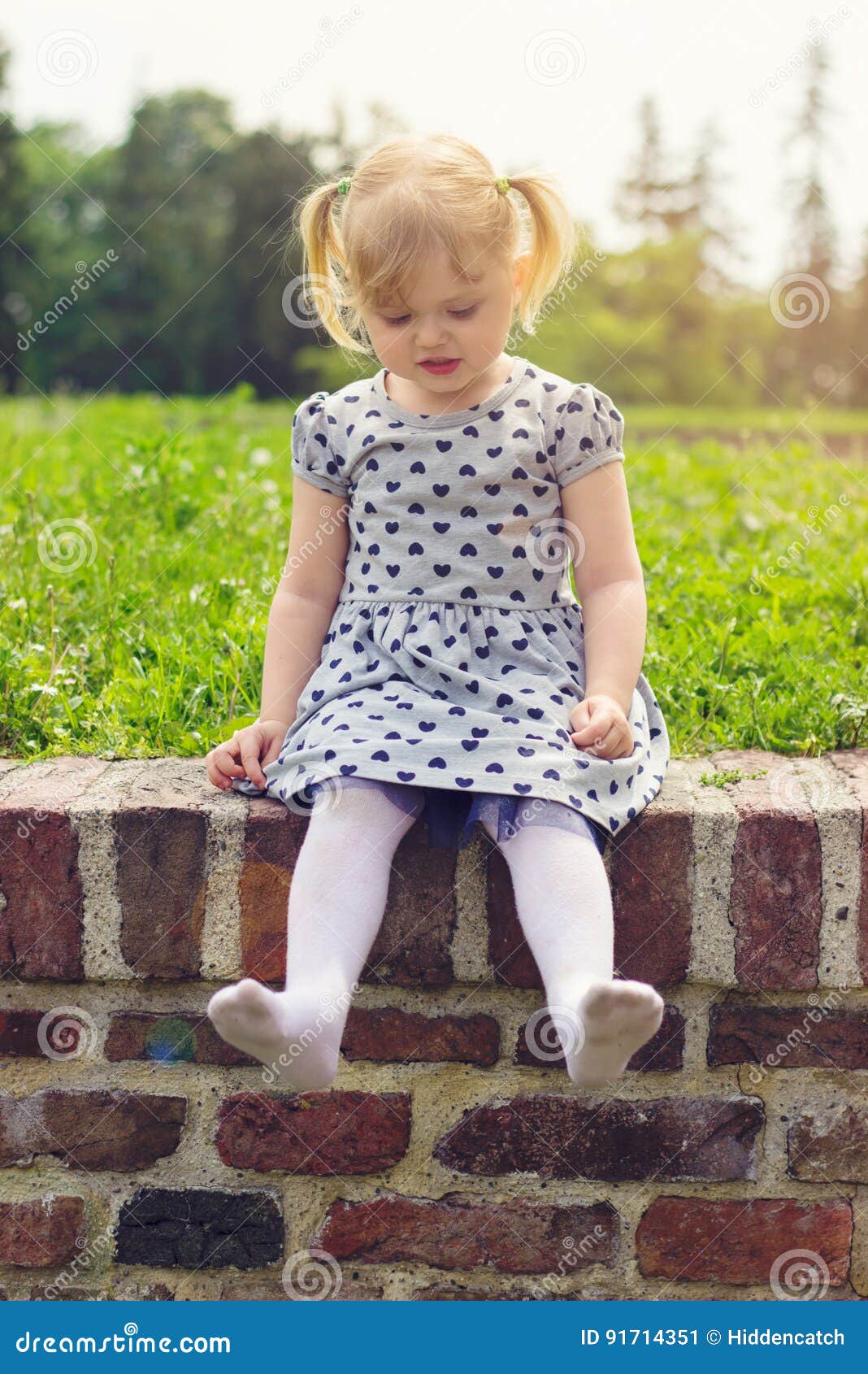 Вешалка для мальчика. Отдых с детьми на море. Вешалка для девочек. Маленькую девочку снимают одежду. Маленькую девочку снимают одежду.