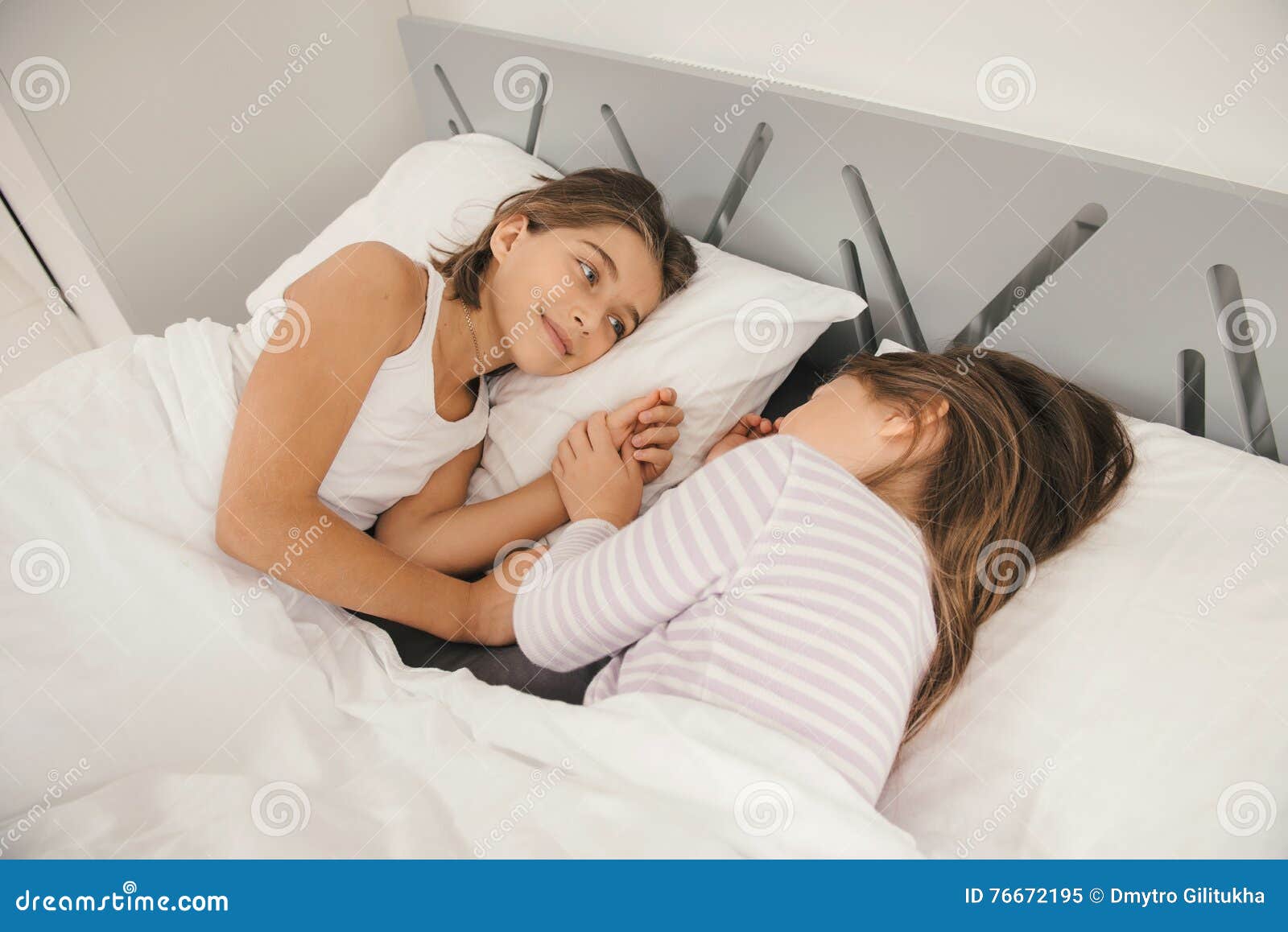Сестра залезла спящему брату. Две юные в кровати. Подруги на кровати. Две девочки лежат. Залезла в кровать к брату.