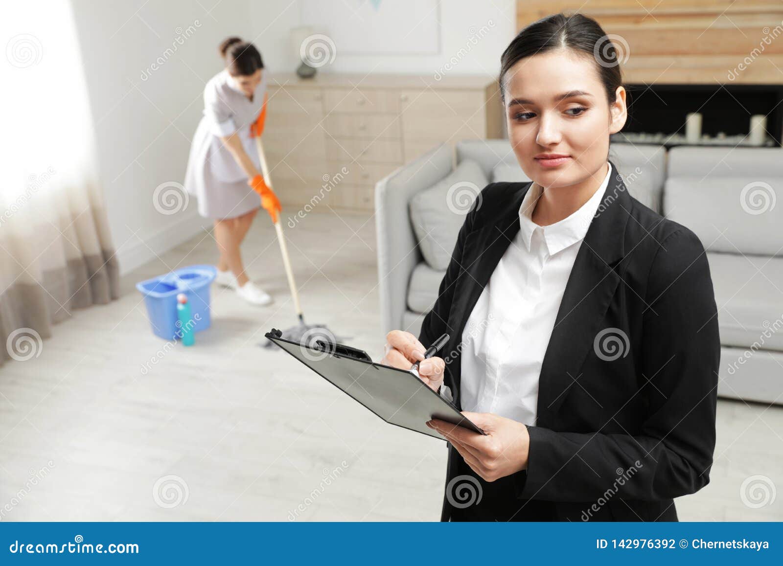 Супервайзер горничных. Горничная в отеле. Горничная в отеле. Сотрудники номерного фонда. Имидж горничной в гостинице.