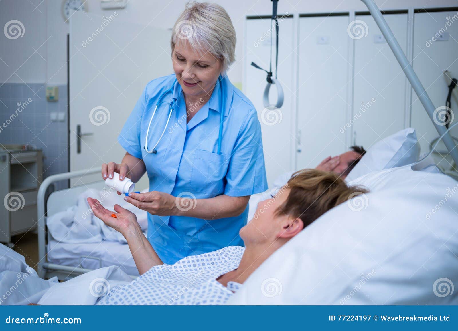 медицинская сестра и пациент. сестра типа специалиста. Nurse giving. пациент и лекарства. Nurse giving.