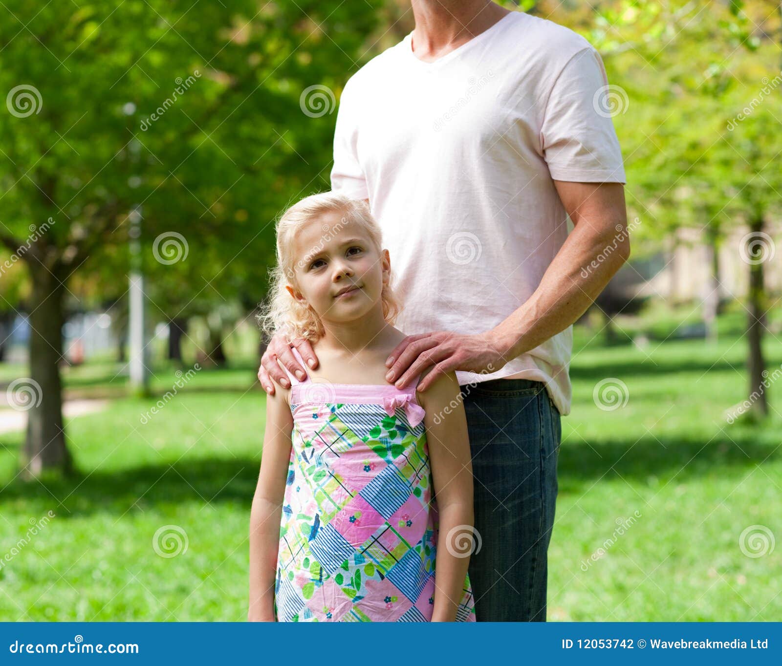 Девочек взрослые дяди. Взрослые дяди и девочки. Дети у светловолосых и рыжих родителей. Девочка и дядя. Взрослые дяди и девочки.