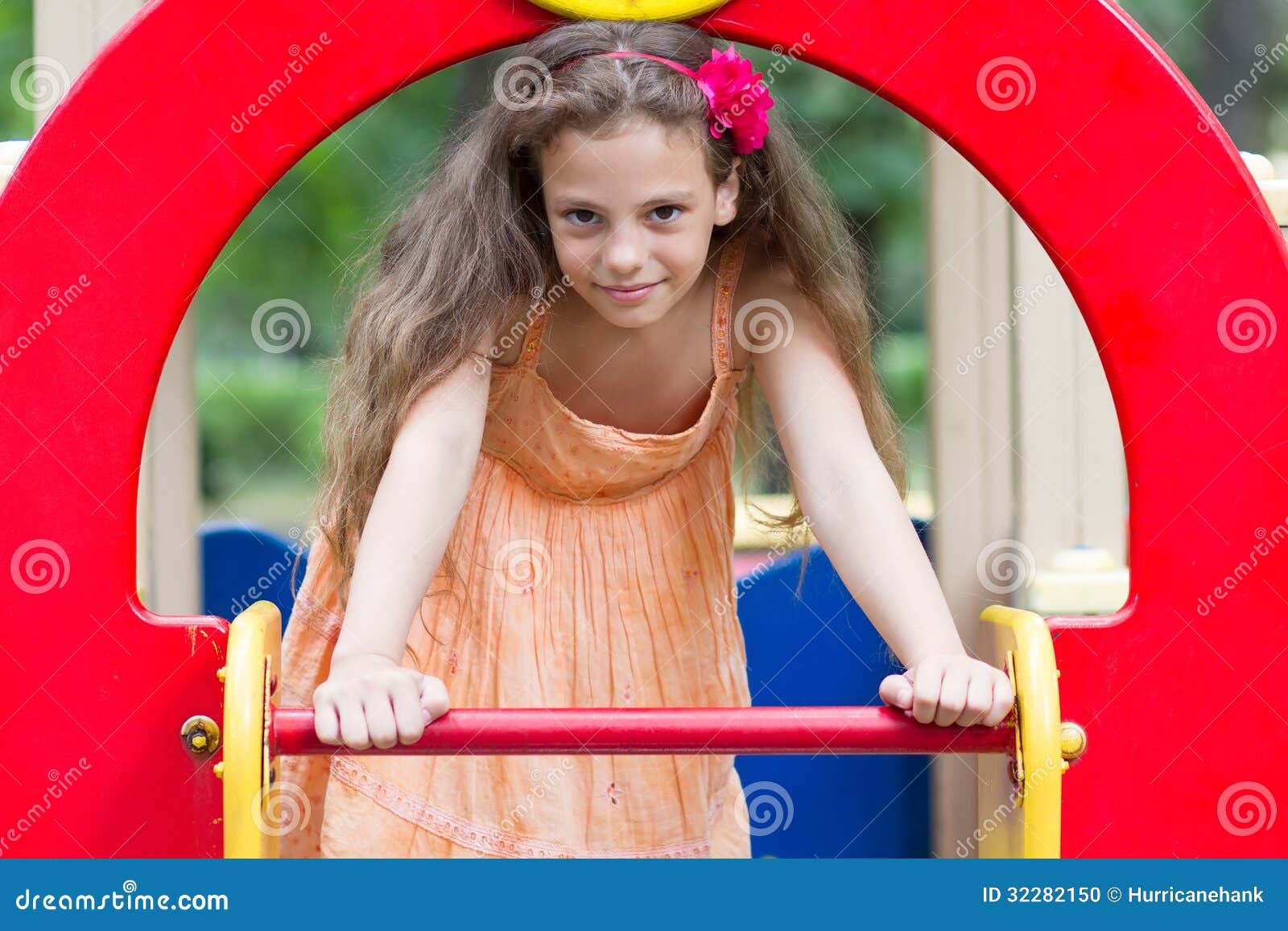 игровая площадка для детей. девочка на игровой лошадке. маленькие девочки на детской площадке. маленькие девочки на спорт площадки. маленькие девочки на детской площадке.