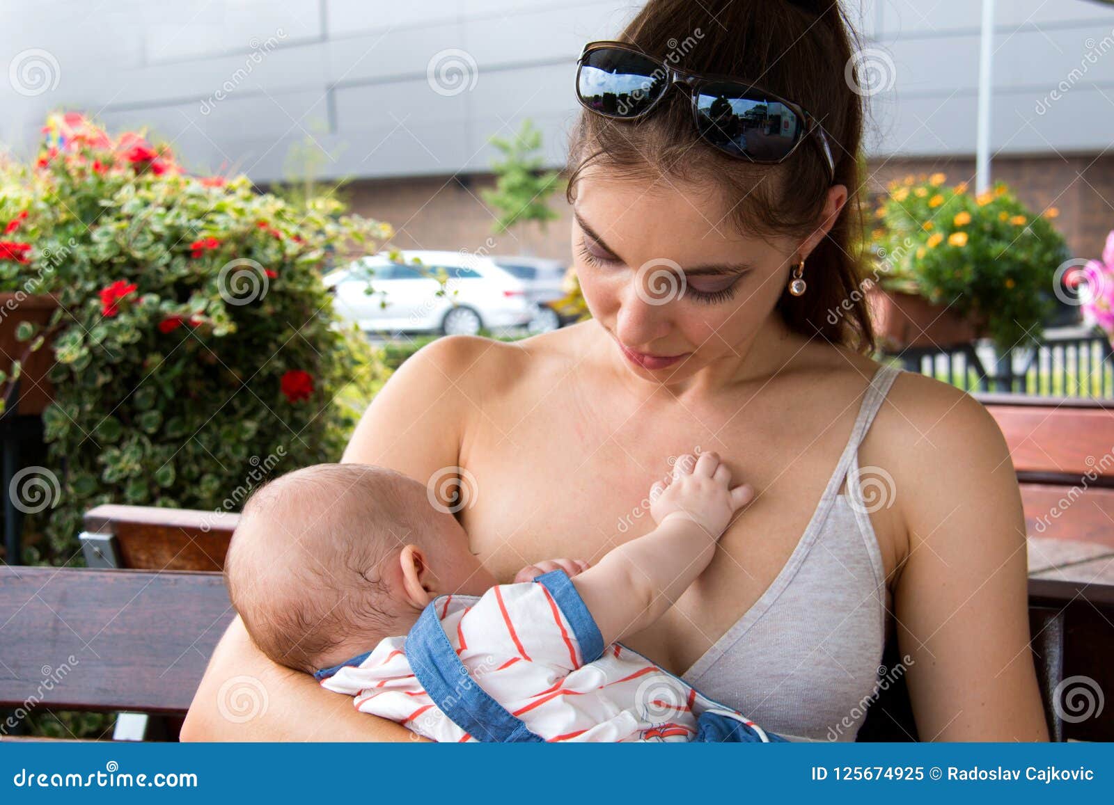 Кормящие на улице. Кормящие на улице. Кормление на улице. Кормление грудью. Кормящие на улице.