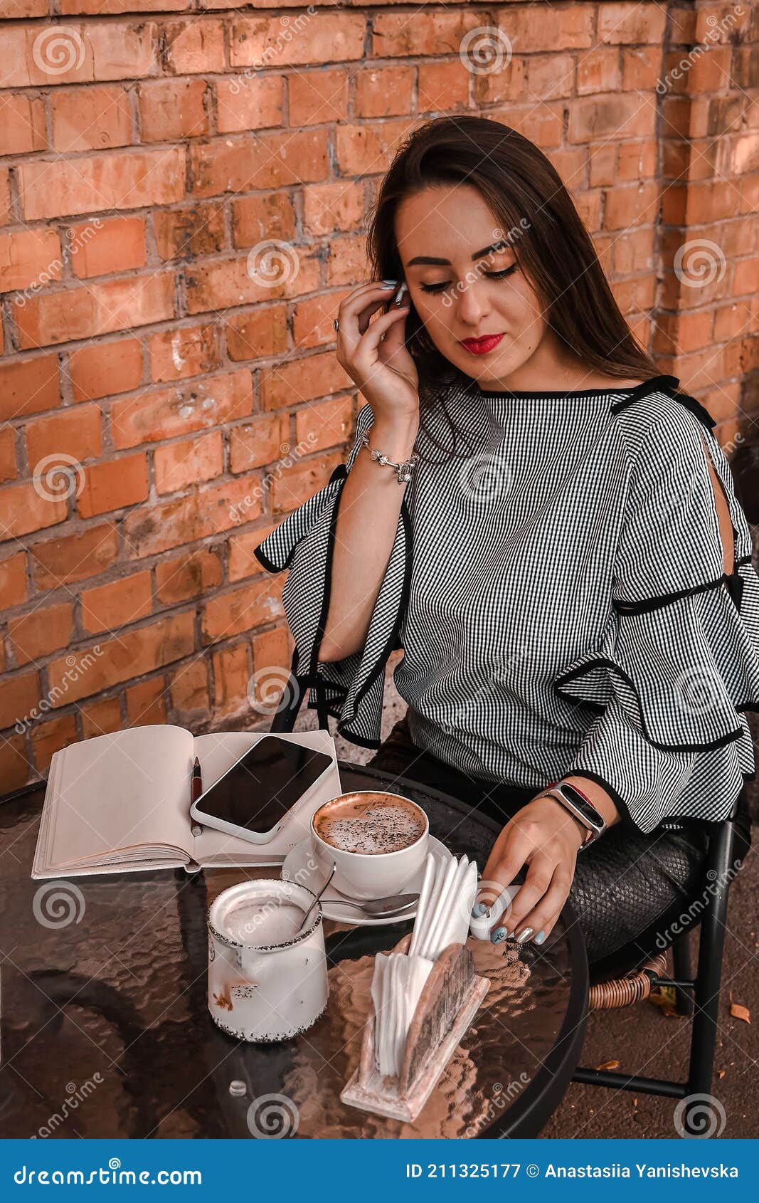 Фото Брюнеток С Кофе