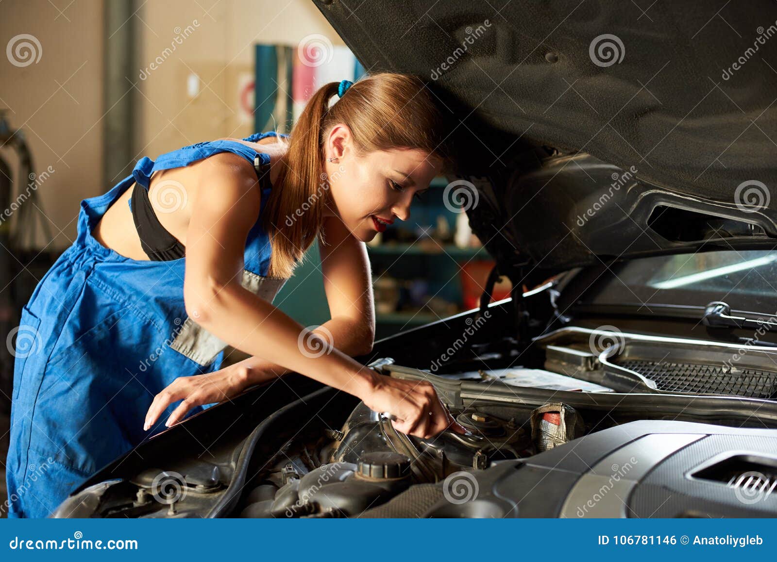Скачай машину надо чинить. Девушка чинит машину. Девушка ремонтирует машину. Женщина автомеханик. Девушка автослесарь.