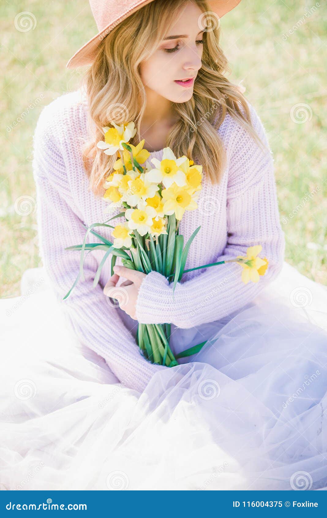 Девушка с нарциссами. Девушка с нарциссами. Нарциссы и блондинка. Девушка с нарциссами фотосессия. Девушка с нарциссами фотосессия.