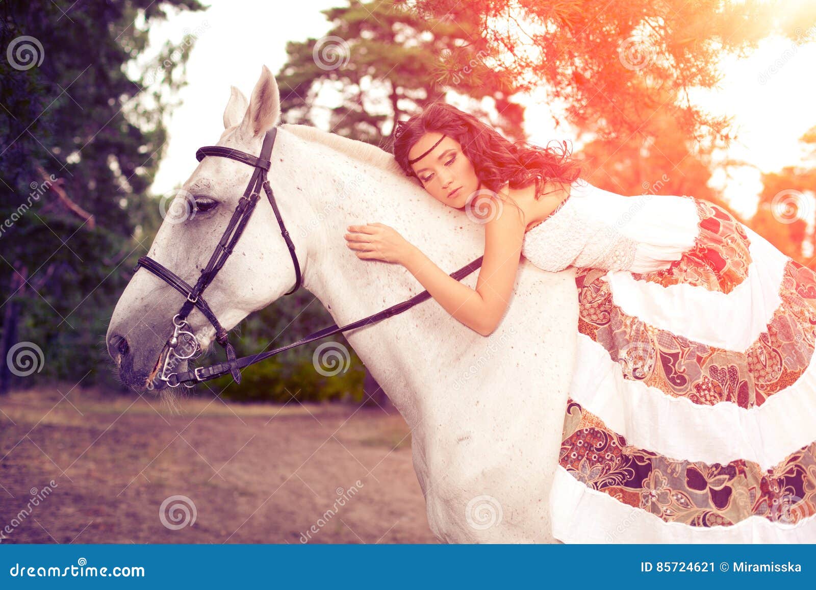 картина женщина верхом на коне. костюм амазонка для верховой езды. фотосессия с лошадью в платье. фотосессия с лошадьми. дама в платье на лошади.