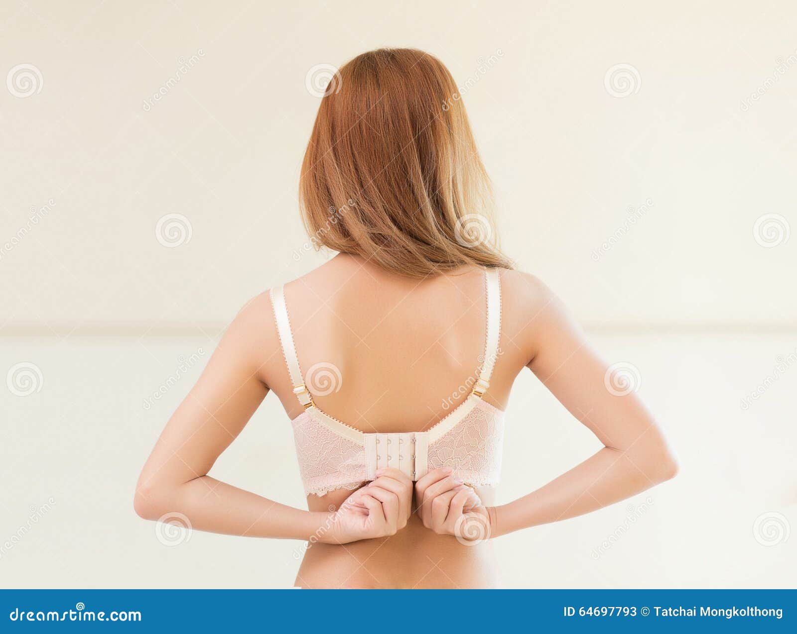 Рука под лифчиком. Сняла лифчик в ванной. Сняла лифчик в ванной. Женщина застегивает бюстгальтер. Сняла лифчик в ванной.