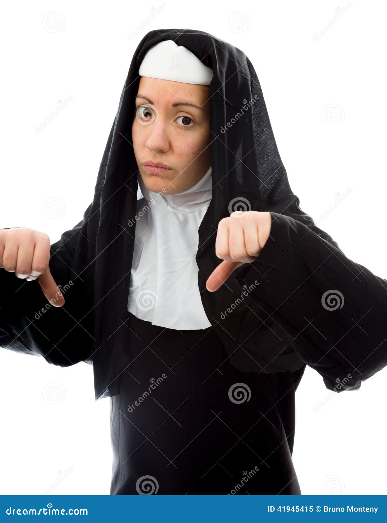 монашка улыбается. крутые монашки. монашка пальцы. монашка с пальцем. монашка пальцы.