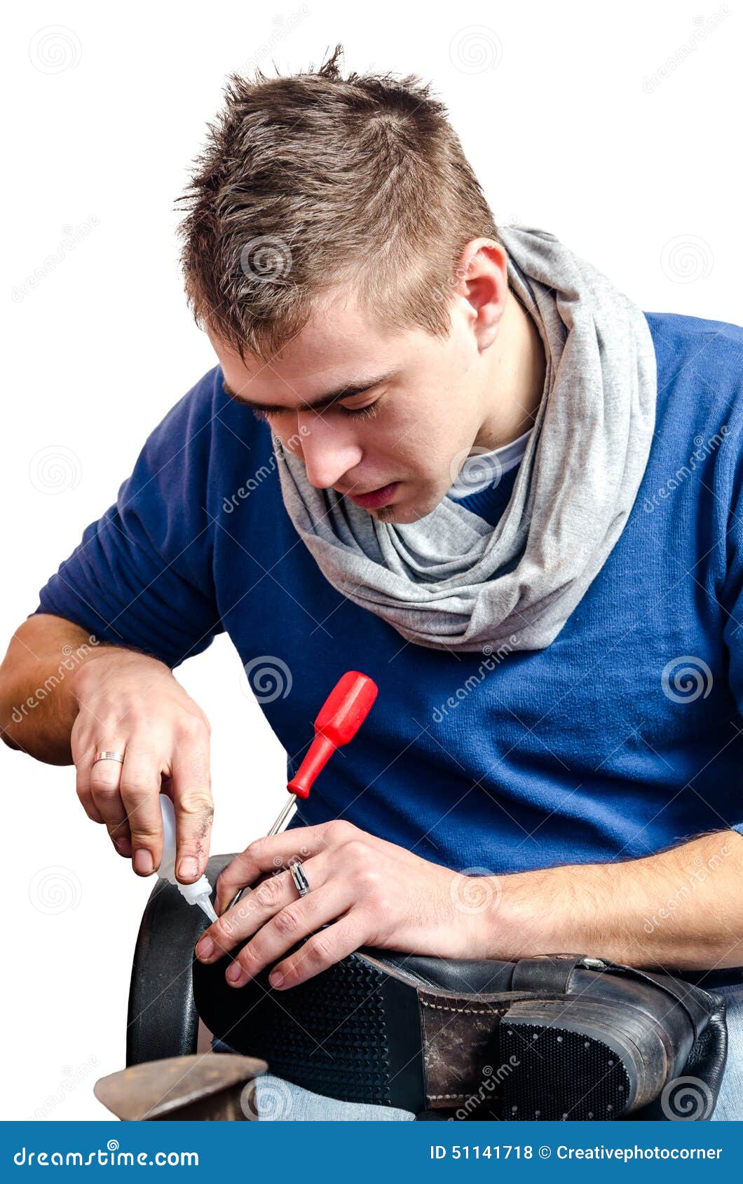 Парень чинит авто. Механик машина. Как называют людей которые чинят. Машина в гараже. Мастер автосервиса.