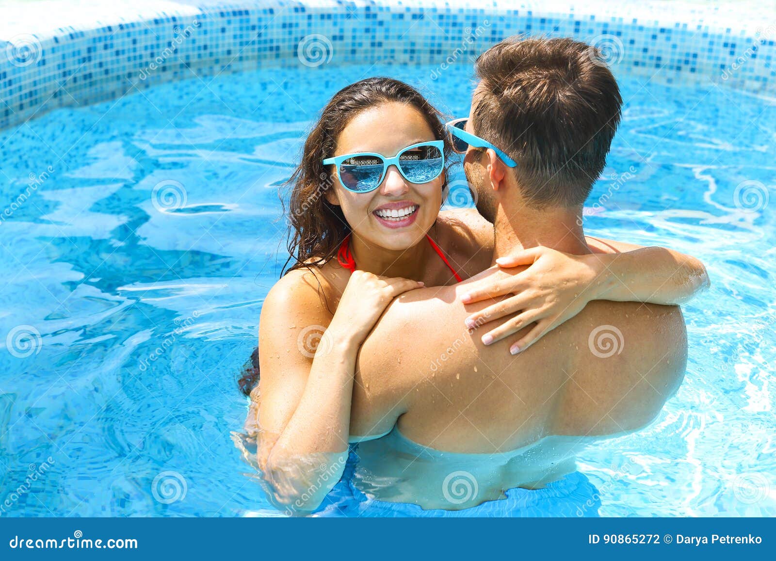 мужик и девушка в бассейне. мужик и девушка в бассейне. ««паррееннь ии ддеввуушкка вв баассййннне. парень и девушка под водой. фотосессия в бассейне.