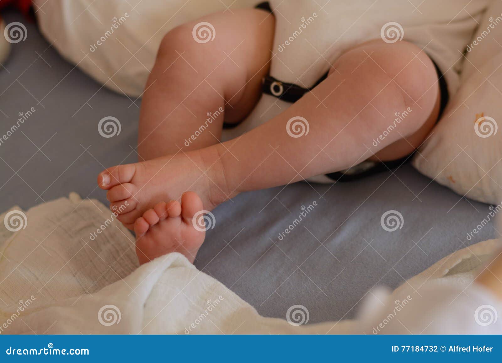 Почему дети поджимают ноги. Грудной ребенок скрещивает ноги. Новорожденный ребенок скрещивает ножки. Новорожденный ребенок перекрещивает ноги.