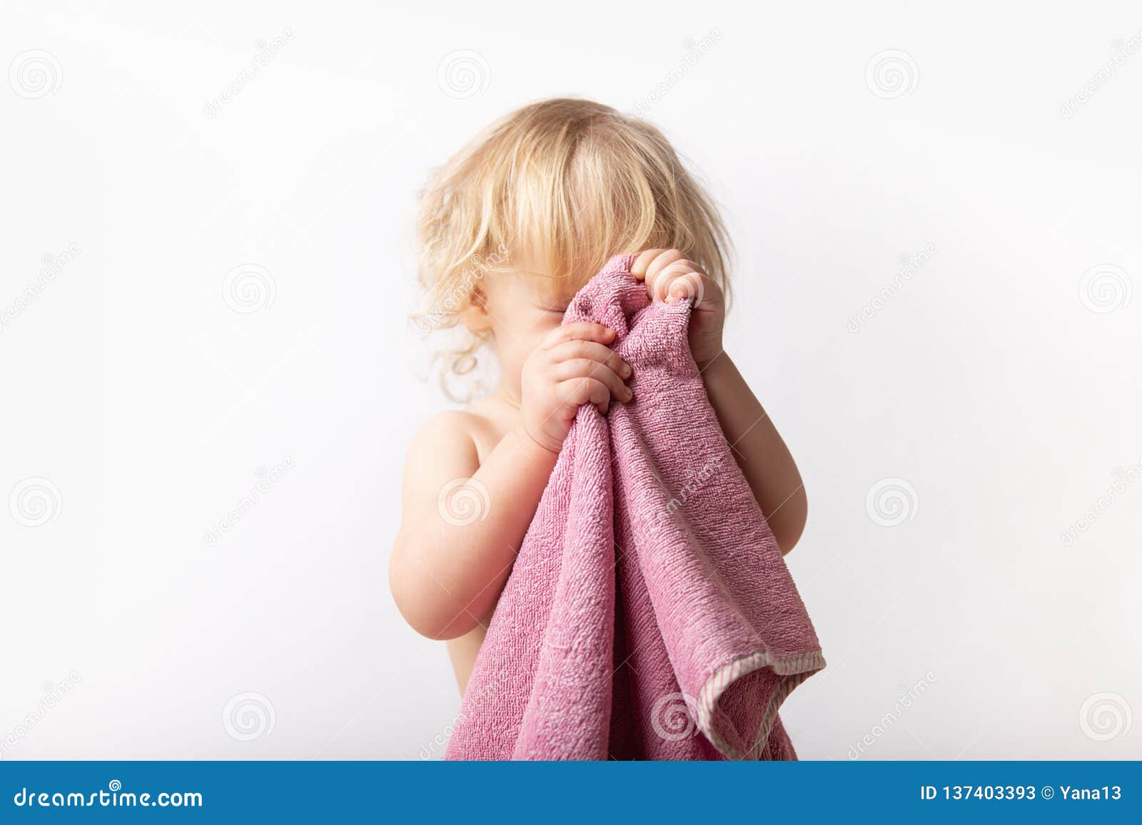 Чужим полотенцем. Вытираться полотенцем. Дети вытирают руки. Детки вытираются полотенцем. Девочка вытирает лицо полотенцем.