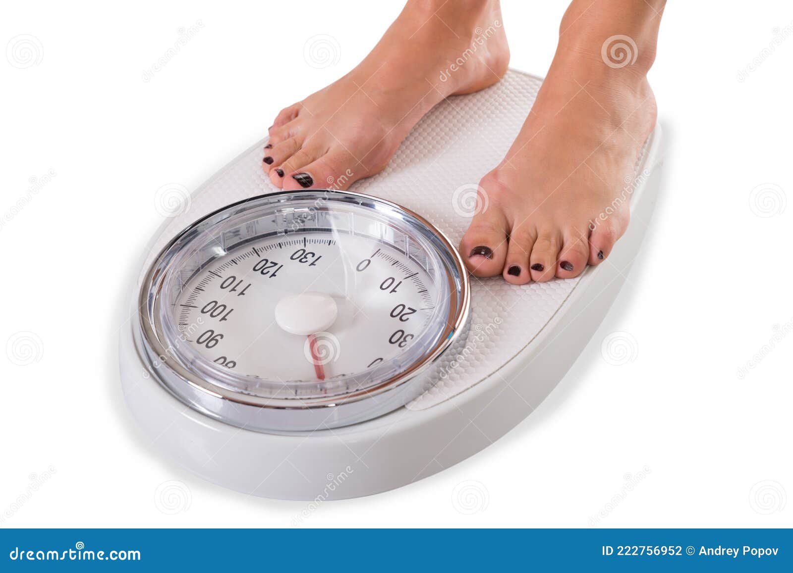 Почему весы низкие. Женщина на весах. Стоим на весах. Ноги на весах. Человек стоящий на весах.