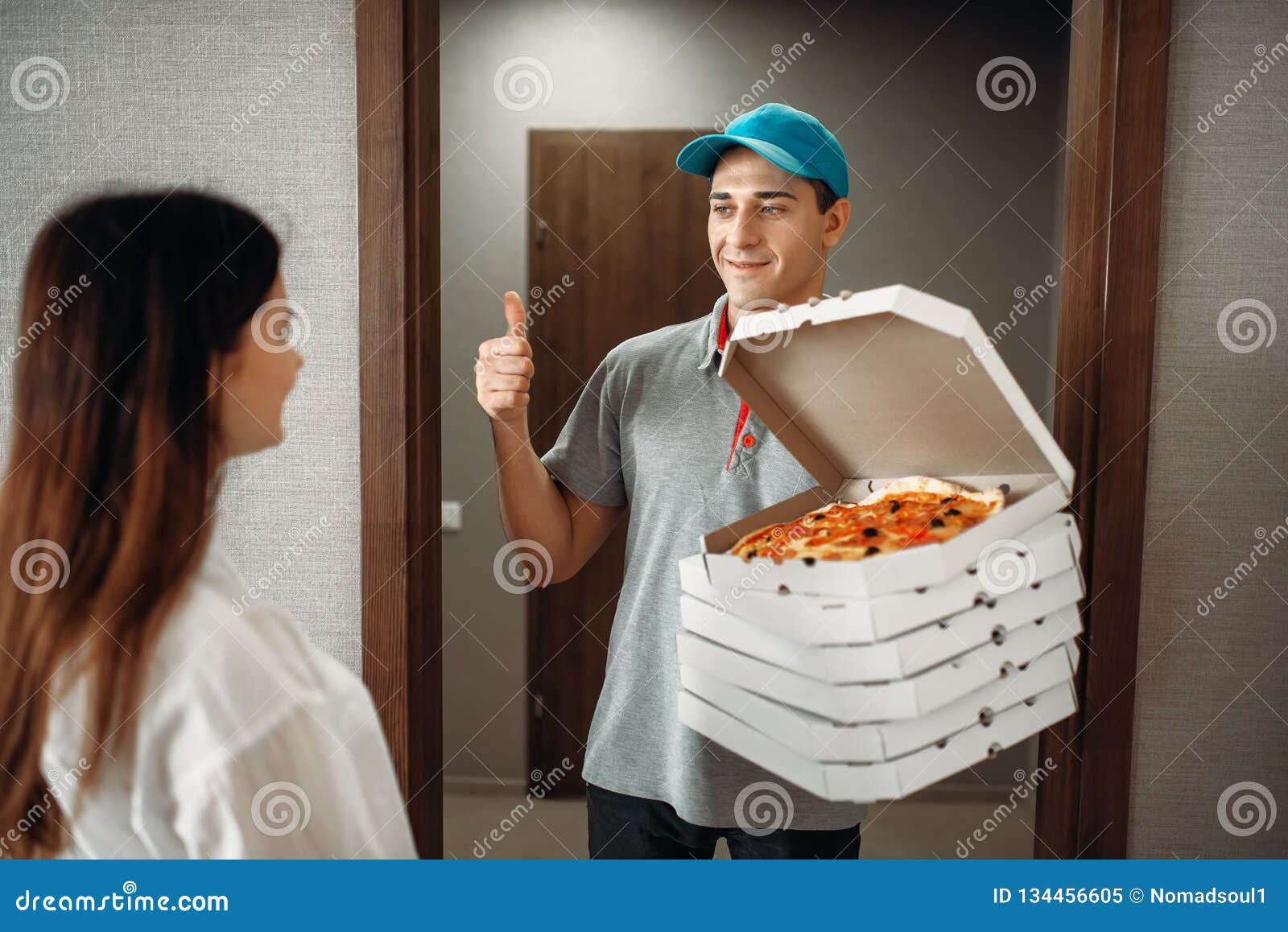 Доставщик еды на машине. Доставщик еды на машине. Автокурьер на личном автомобиле. Доставщик еды. Водитель доставку еды.