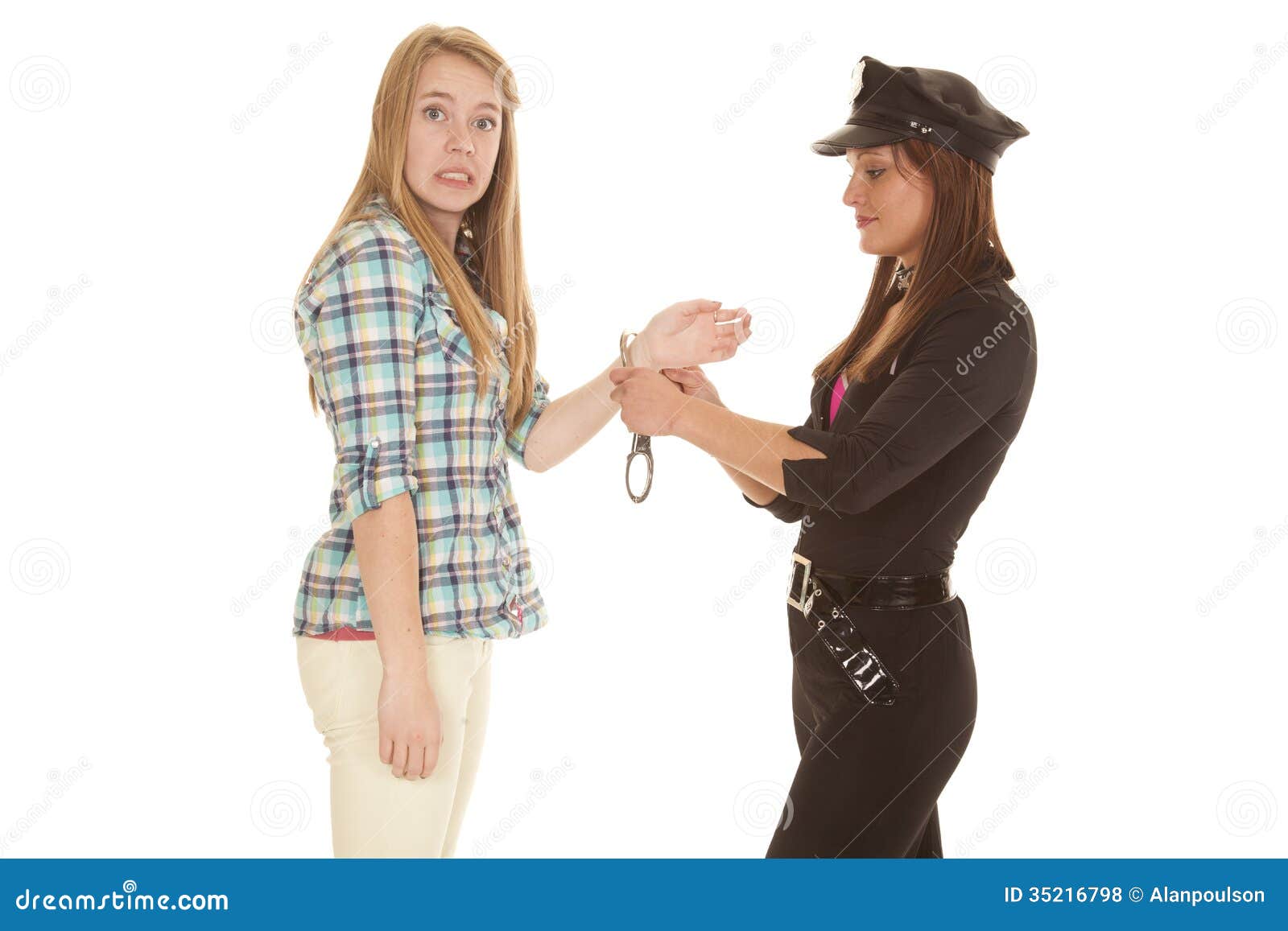 наручники полицейские женские. две разные руки в наручниках. женщина держит наручники. полиция надевает наручники на женщину. наручники женские.