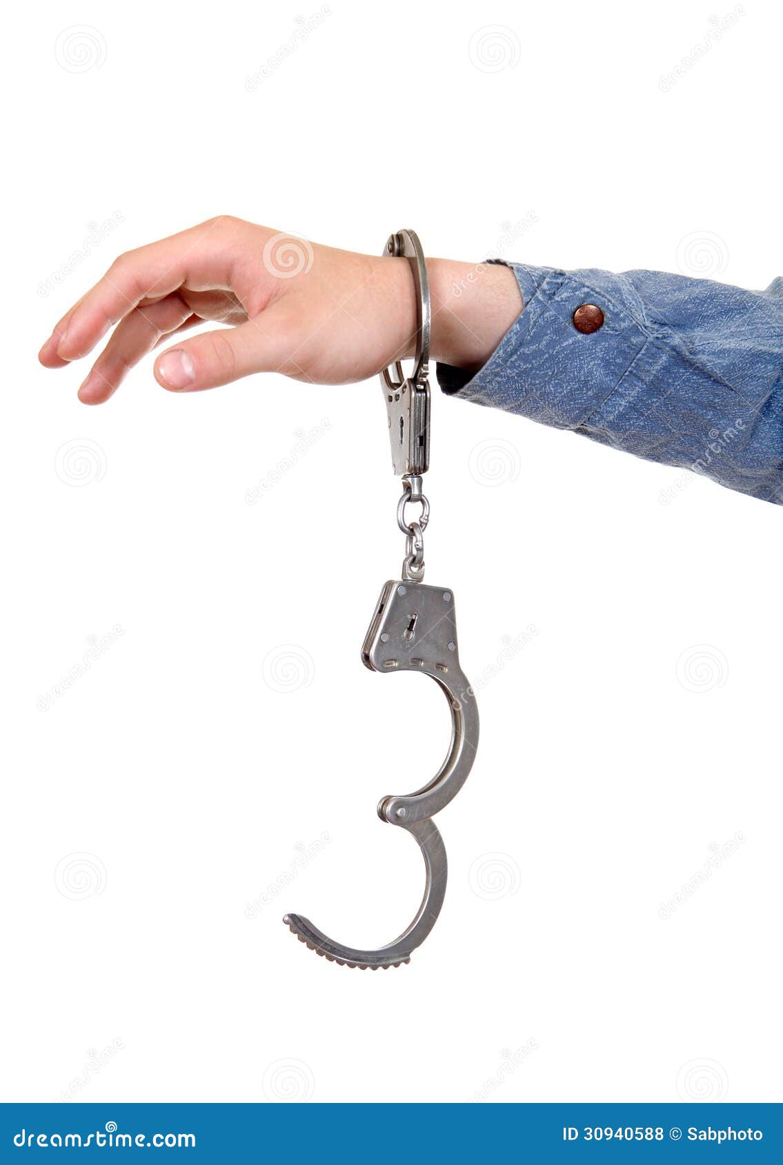 Руки в наручниках перед собой. Заковали в наручники. Мужские руки в наручниках. Находится в наручниках. Руки в наручниках.