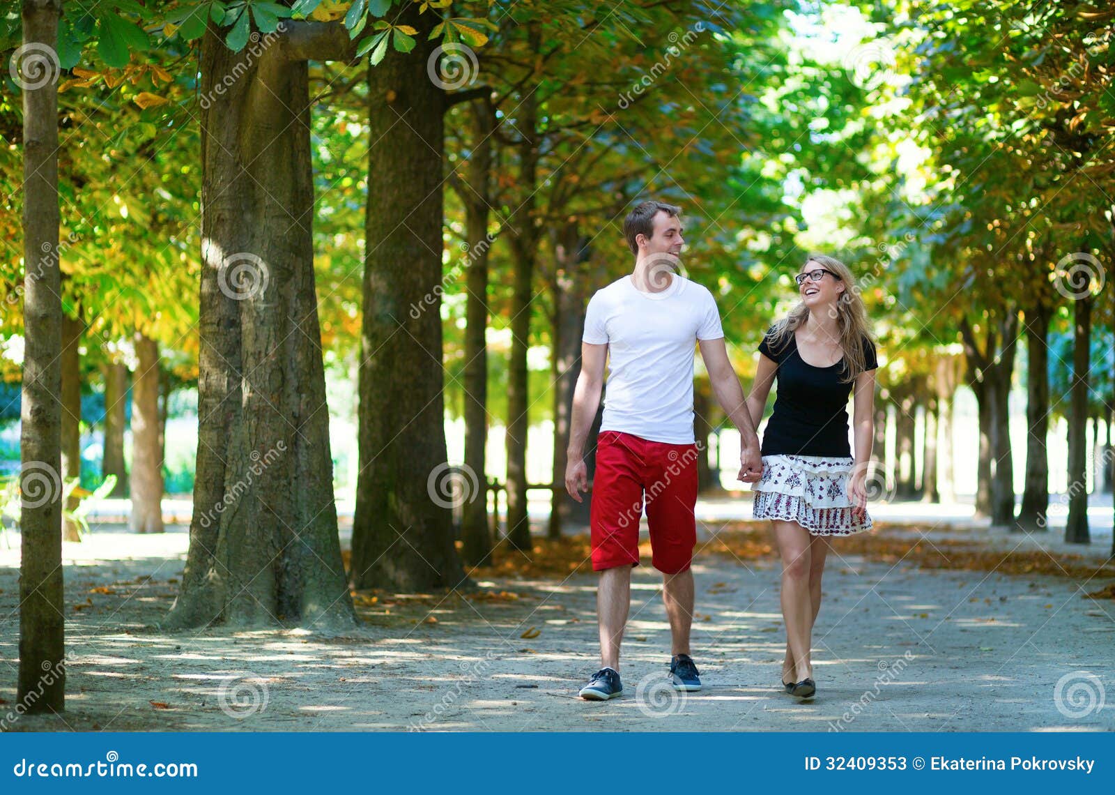 Парень и девушка на прогулке. Парень и девушка в парке. Пара гуляет. Прогулка летом. Пара гуляет.