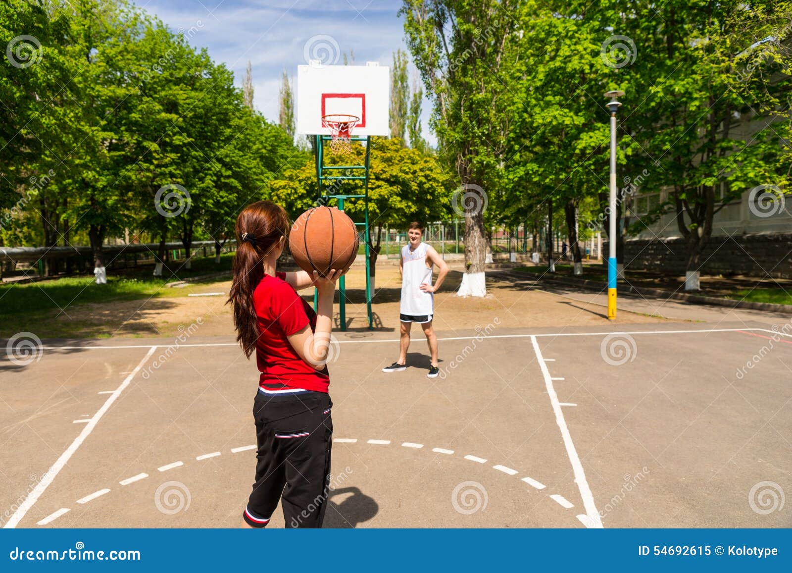 Мальчик на спортивной площадке. Баскетбол уличный девушки. Парень и девушка на баскетбольной площадке. Девушка на спортивной площадке. Девушка на баскетбольной площадке.