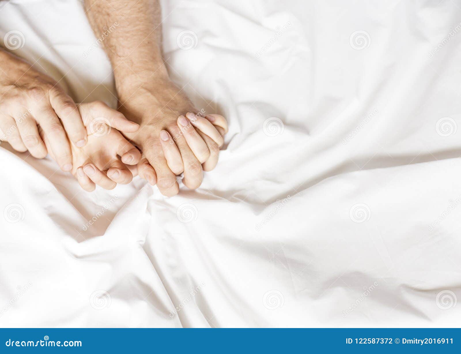 Нежное прикосновенье. Сжал ее руку в своей. Мужские руки на мужской талии. Сжал ее руку в своей. Рука в руке.