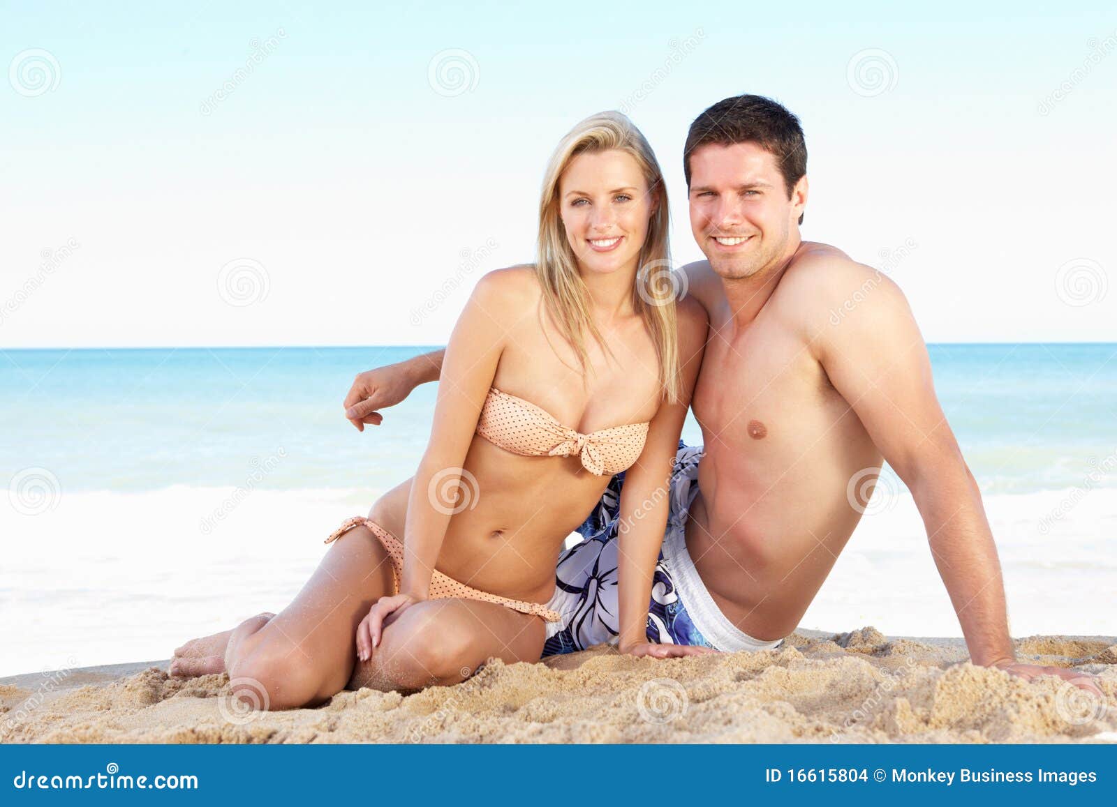 Семейные пары на пляже. Пляж семейные пары видео. Красивые голые пары на море. Две семейные пары на пляже. Нудистские супружеские пары.