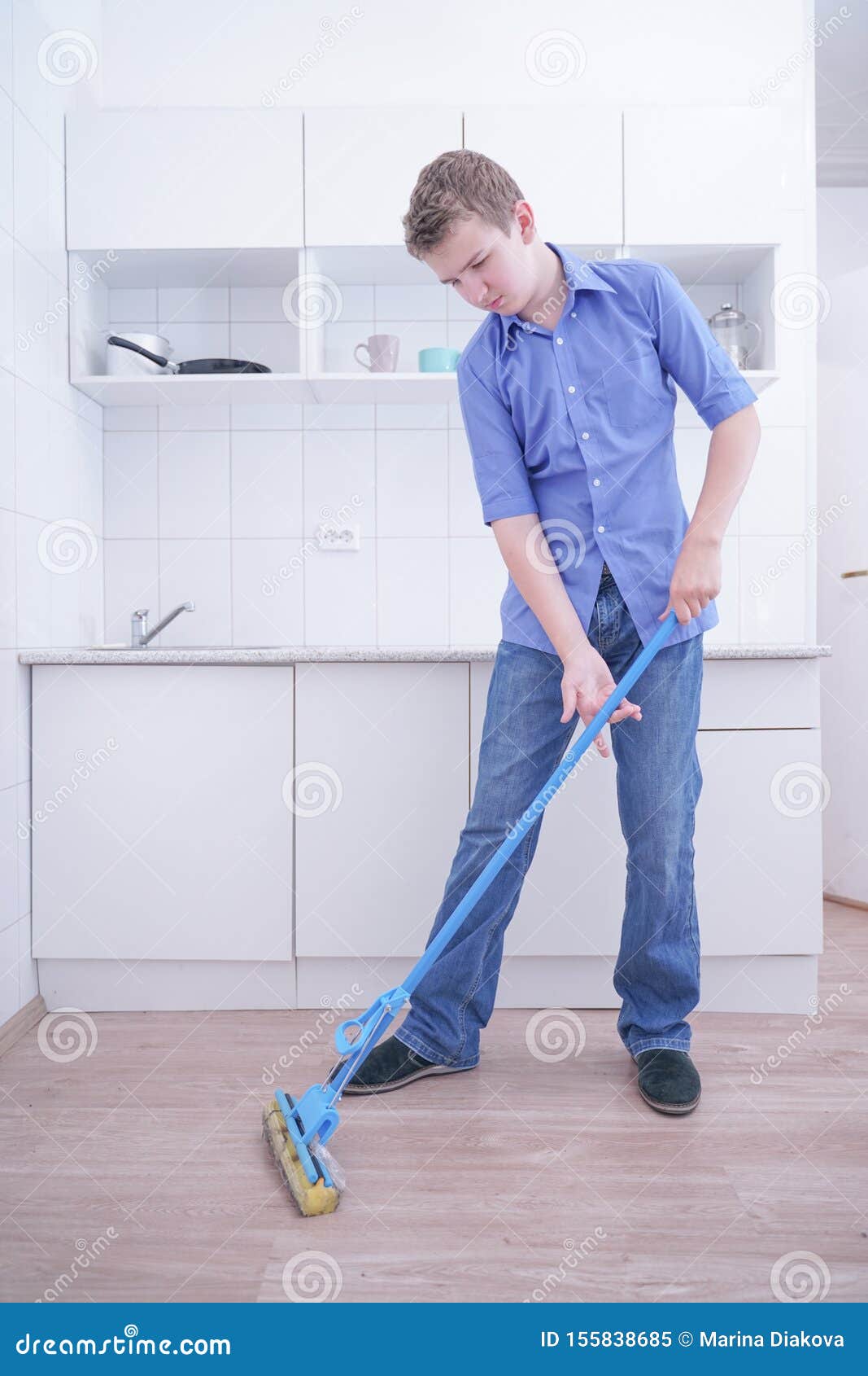 Мальчик моет пол. К чему снится мужчина моющий пол. К чему снится мужчина моющий пол. К чему снится мужчина моющий пол. Мытье пола.