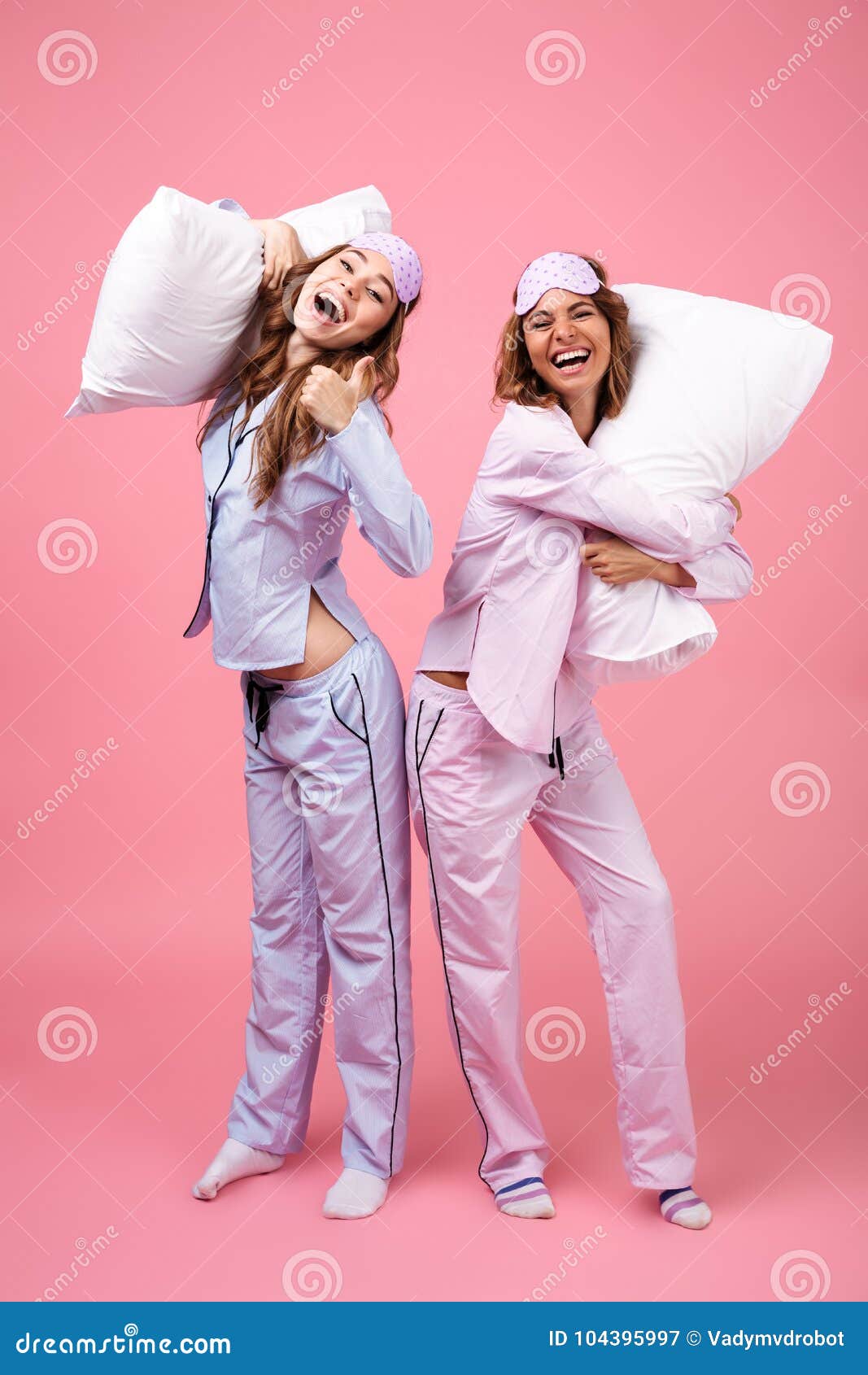 Девушка надевает пижаму. Надеть пижаму или одеть пижаму. Шутки про пижаму. Надеть пижаму или одеть пижаму. Надеть пижаму или одеть пижаму.