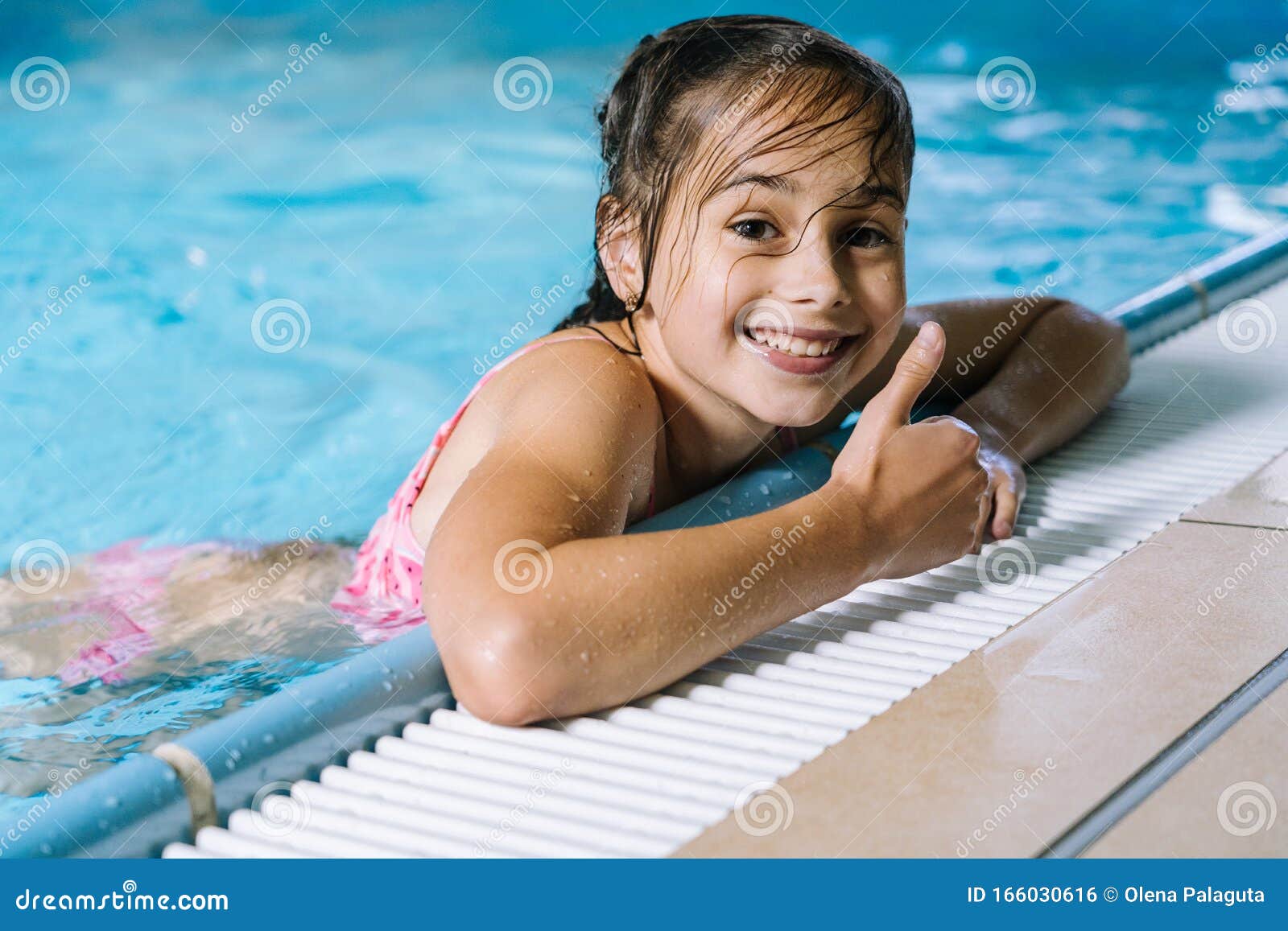 Девочки 10 лет в бассейне. Внучка купается в бассейне. Девочка 12 лет в бассейне красивая. Занятия плаванием для детей. Девочки 10 лет в бассейне.