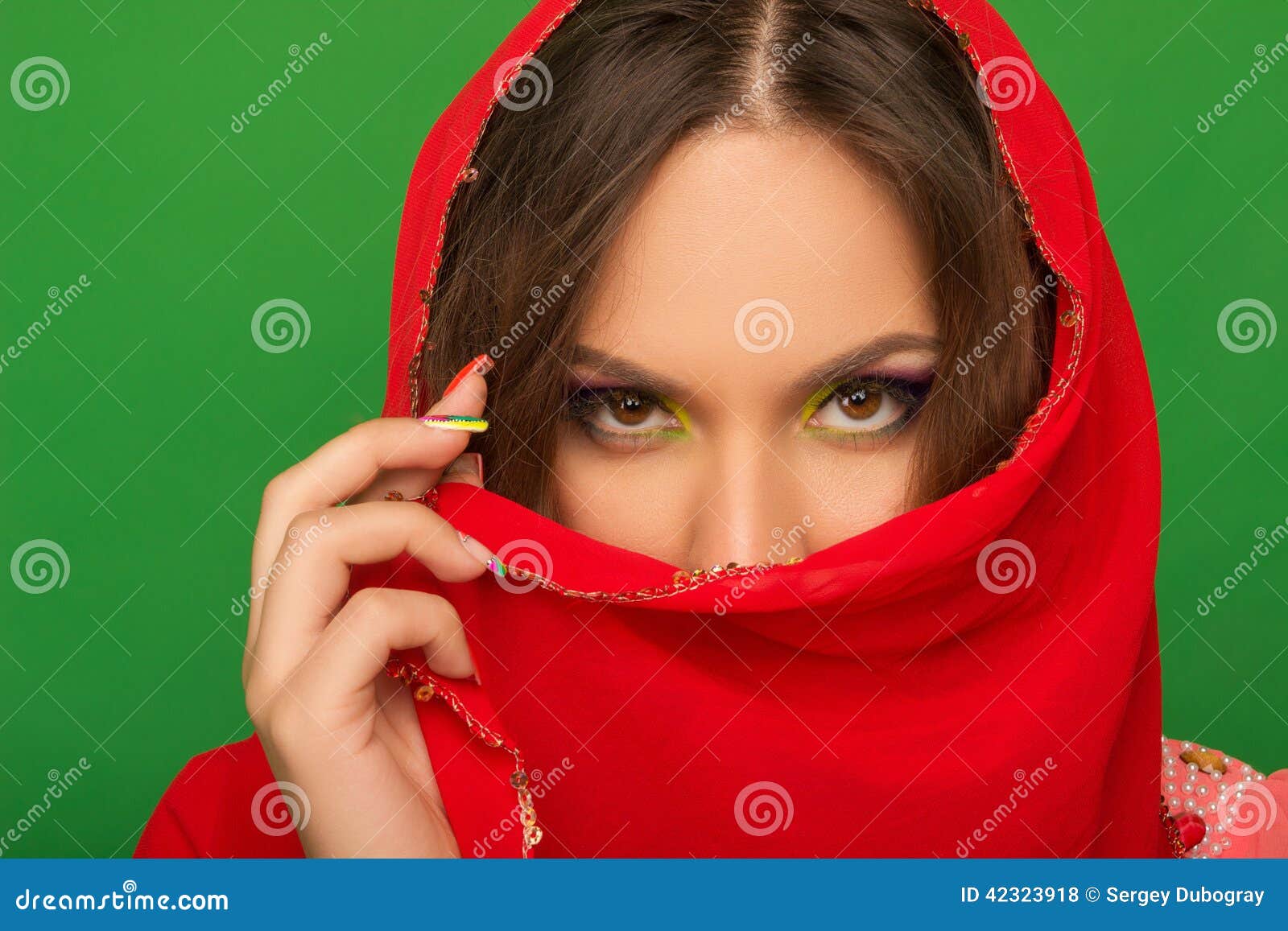 матерчатый кляп. рот закрыт платком. чихание ребенка. рот закрыт платком. шарф на глазах.