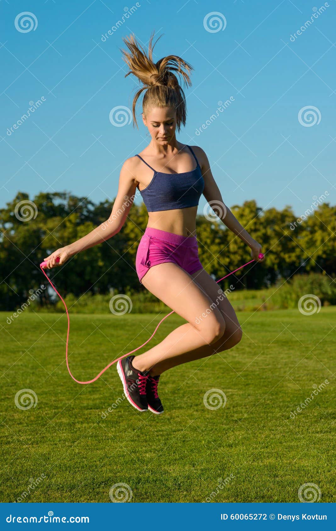 Елена полторыхина роуп скиппинг. Девушка со скакалкой. Джон скиппинг. Прыгать на скакалке. Фитнес девушка в прыжке.